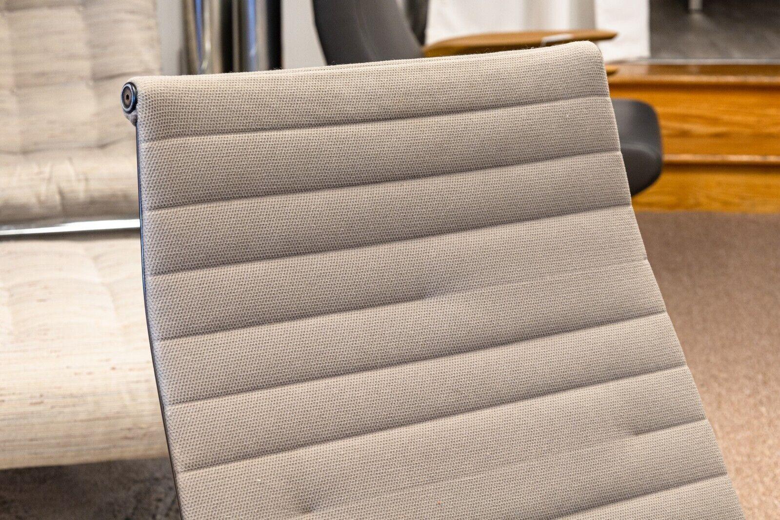 20ième siècle Early MCM Eames for Herman Miller Aluminum Group Grey Fabric Swivel Chair (Chaise pivotante en tissu gris) en vente