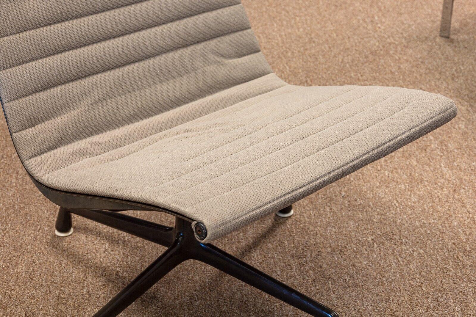 Early MCM Eames for Herman Miller Aluminum Group Grey Fabric Swivel Chair (Chaise pivotante en tissu gris) en vente 1