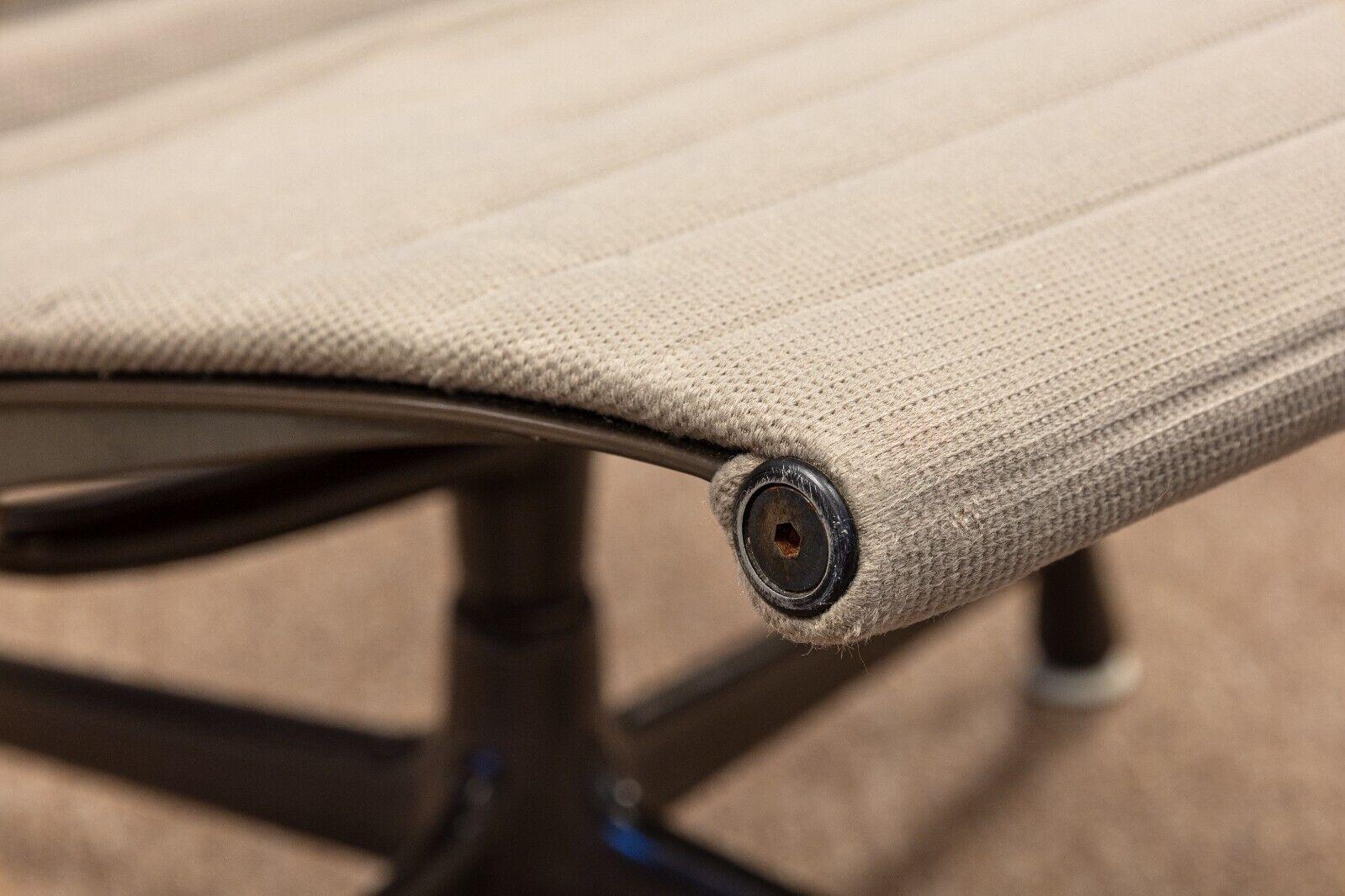 Early MCM Eames for Herman Miller Aluminum Group Grey Fabric Swivel Chair (Chaise pivotante en tissu gris) en vente 2