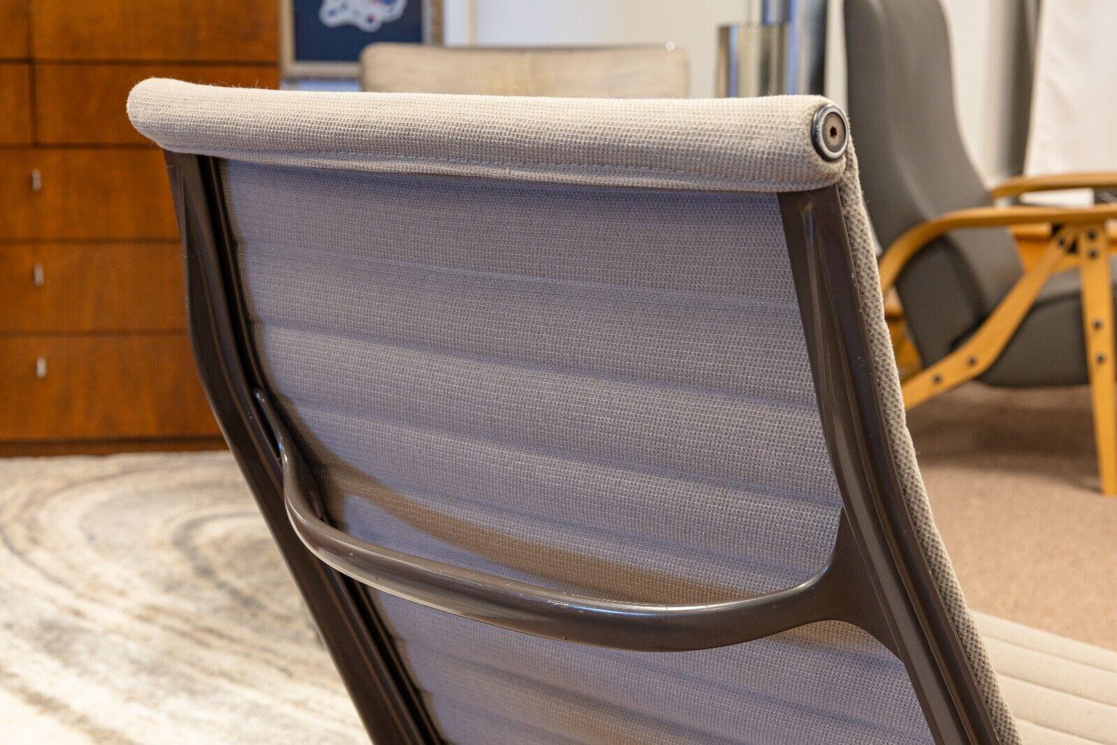 Early MCM Eames for Herman Miller Aluminum Group Grey Fabric Swivel Chair (Chaise pivotante en tissu gris) en vente 3
