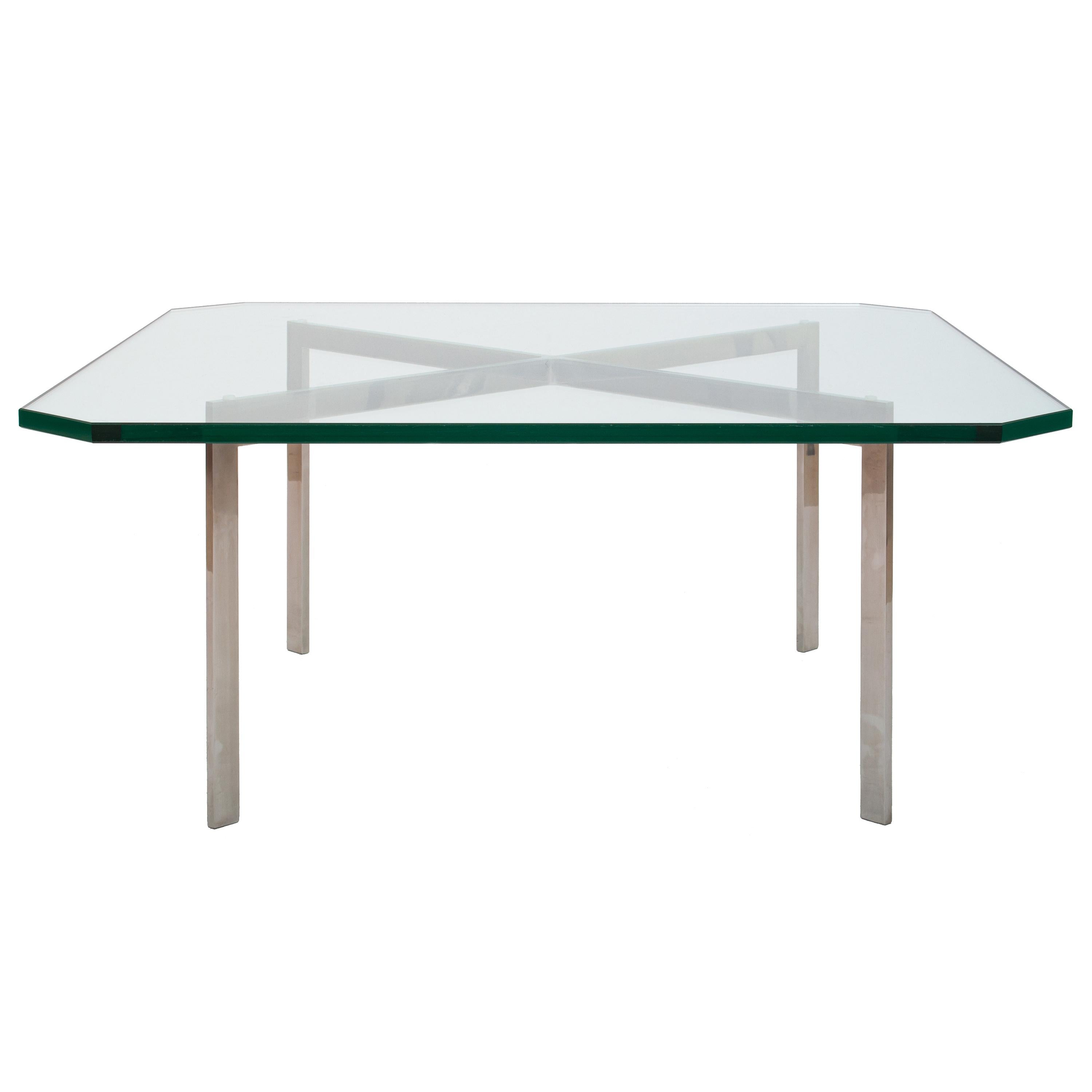 Ein früher Tisch aus der Zeit vor Knoll, 1955 Mies Van Der Rohe, 252 Barcelona.
Der Tisch wurde in den 1950er Jahren als Hochzeitsgeschenk für einen prominenten Architekten der Westküste gekauft. Sowohl der Edelstahl-Tischsockel als auch die