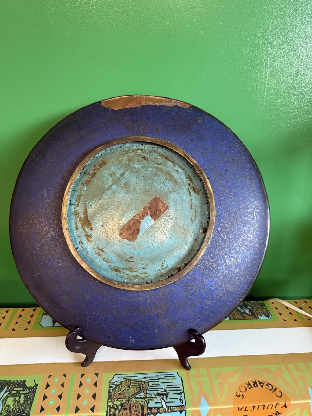 Caricatore di smalto Cloisonne giapponese dei primi anni Meiji a fondo bianco con fagiano e peonie in vendita 3