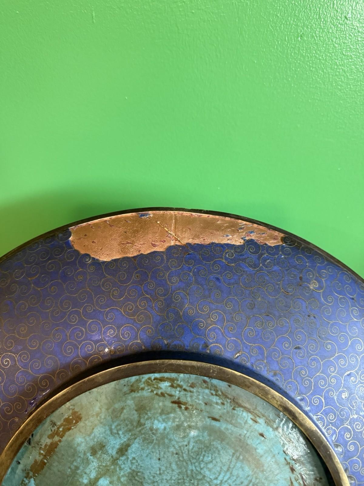 Caricatore di smalto Cloisonne giapponese dei primi anni Meiji a fondo bianco con fagiano e peonie in vendita 4