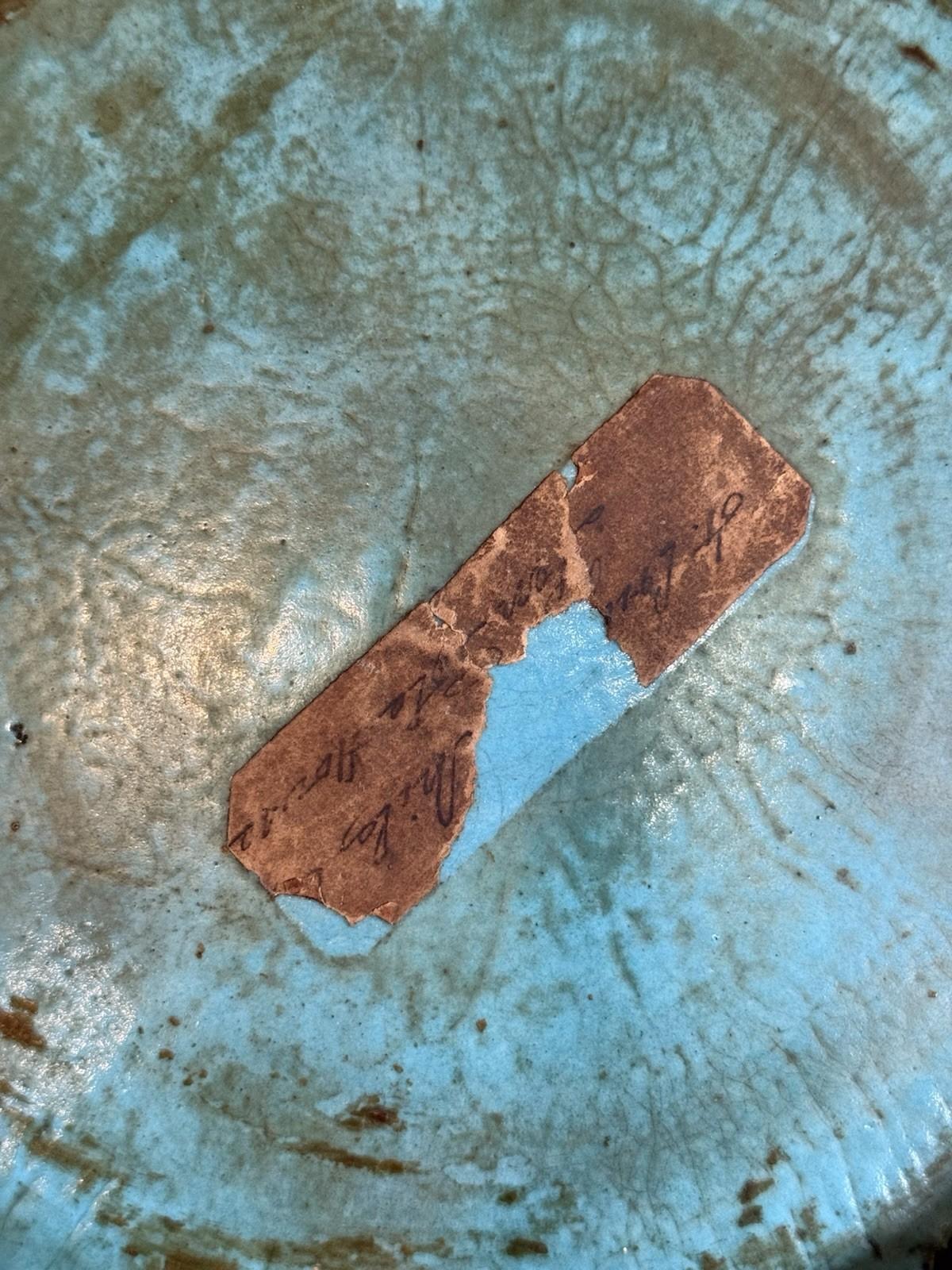 Caricatore di smalto Cloisonne giapponese dei primi anni Meiji a fondo bianco con fagiano e peonie in vendita 5