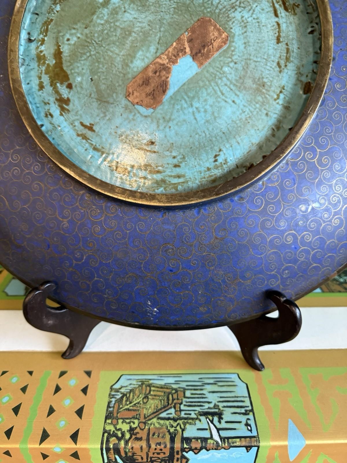 Caricatore di smalto Cloisonne giapponese dei primi anni Meiji a fondo bianco con fagiano e peonie in vendita 6