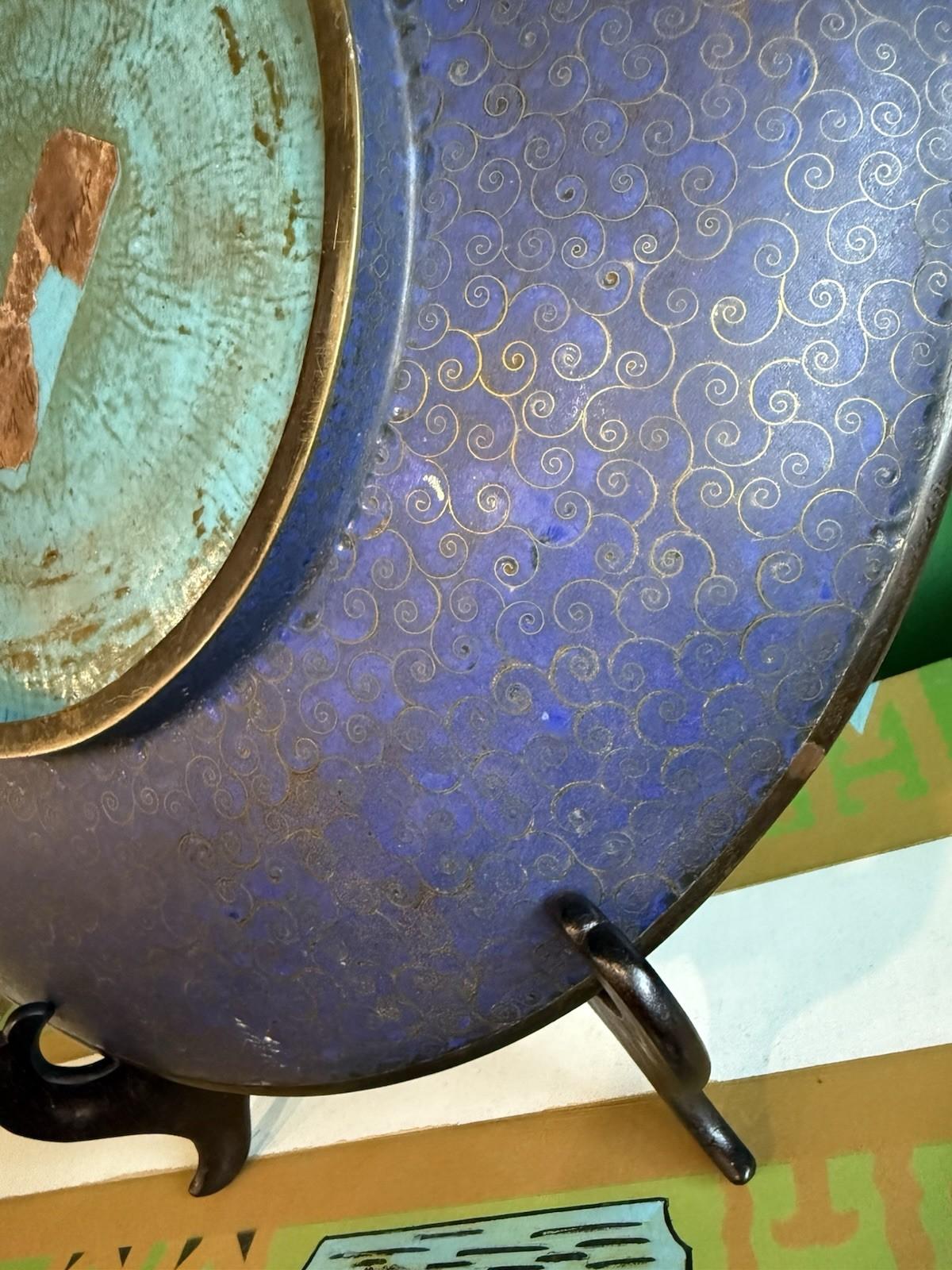 Caricatore di smalto Cloisonne giapponese dei primi anni Meiji a fondo bianco con fagiano e peonie in vendita 7