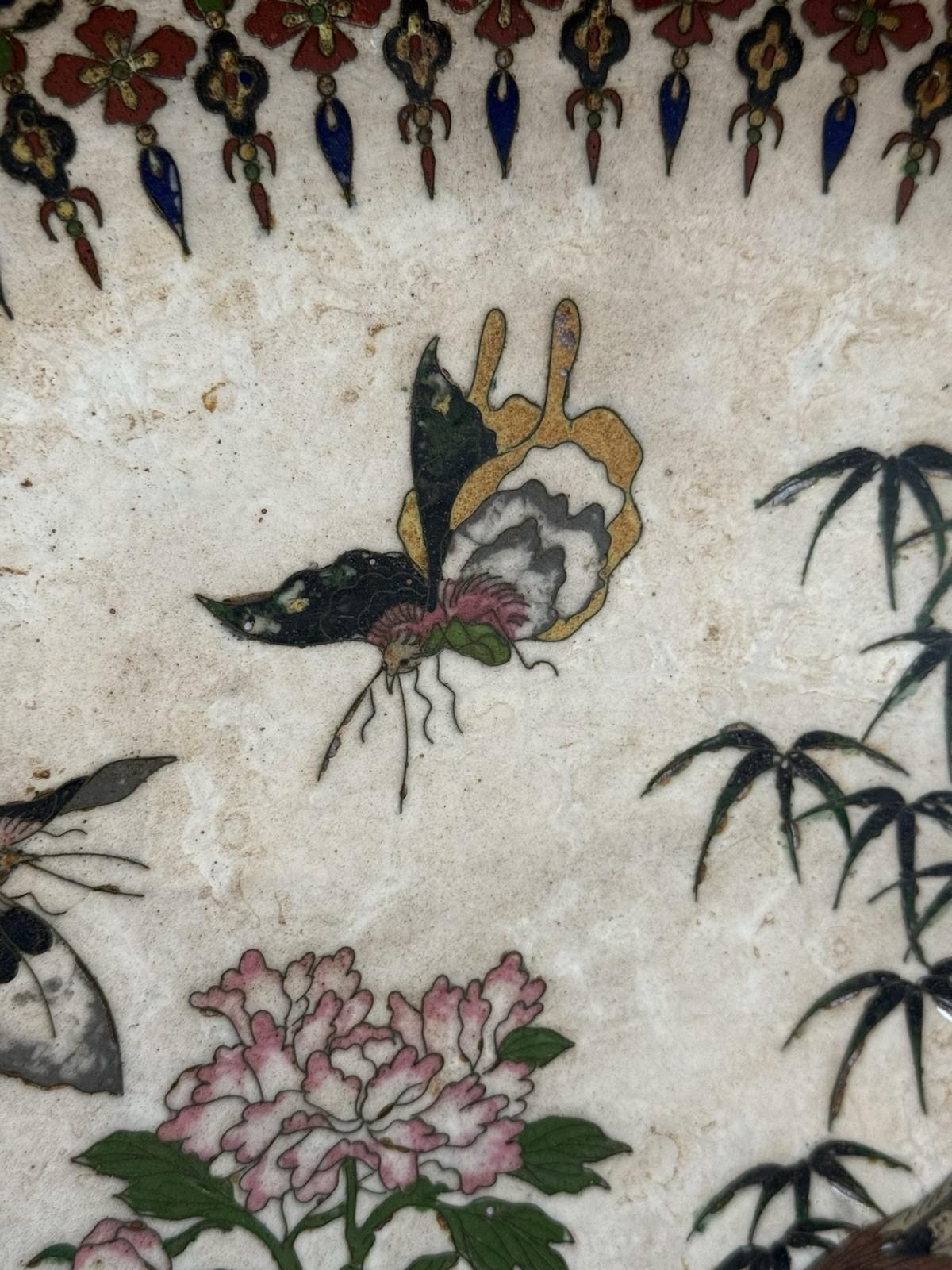 Giapponese Caricatore di smalto Cloisonne giapponese dei primi anni Meiji a fondo bianco con fagiano e peonie in vendita