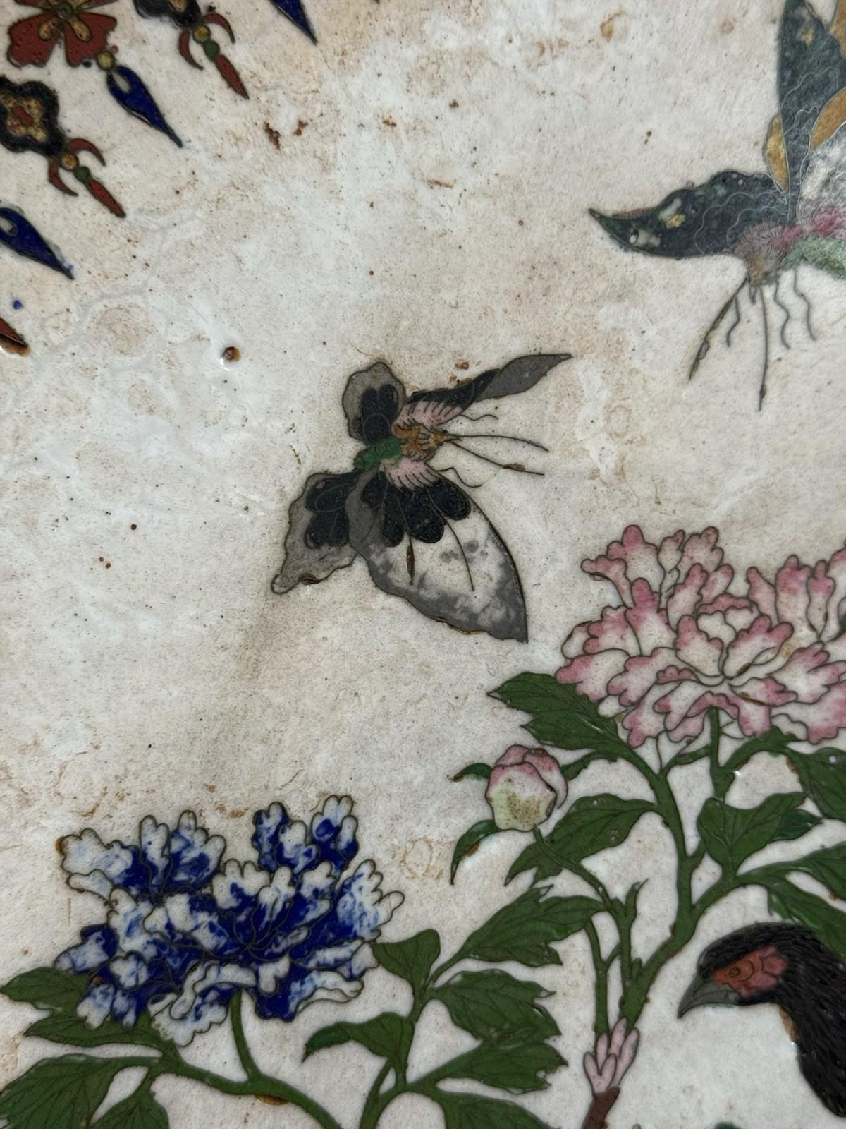 Cloisonné Caricatore di smalto Cloisonne giapponese dei primi anni Meiji a fondo bianco con fagiano e peonie in vendita