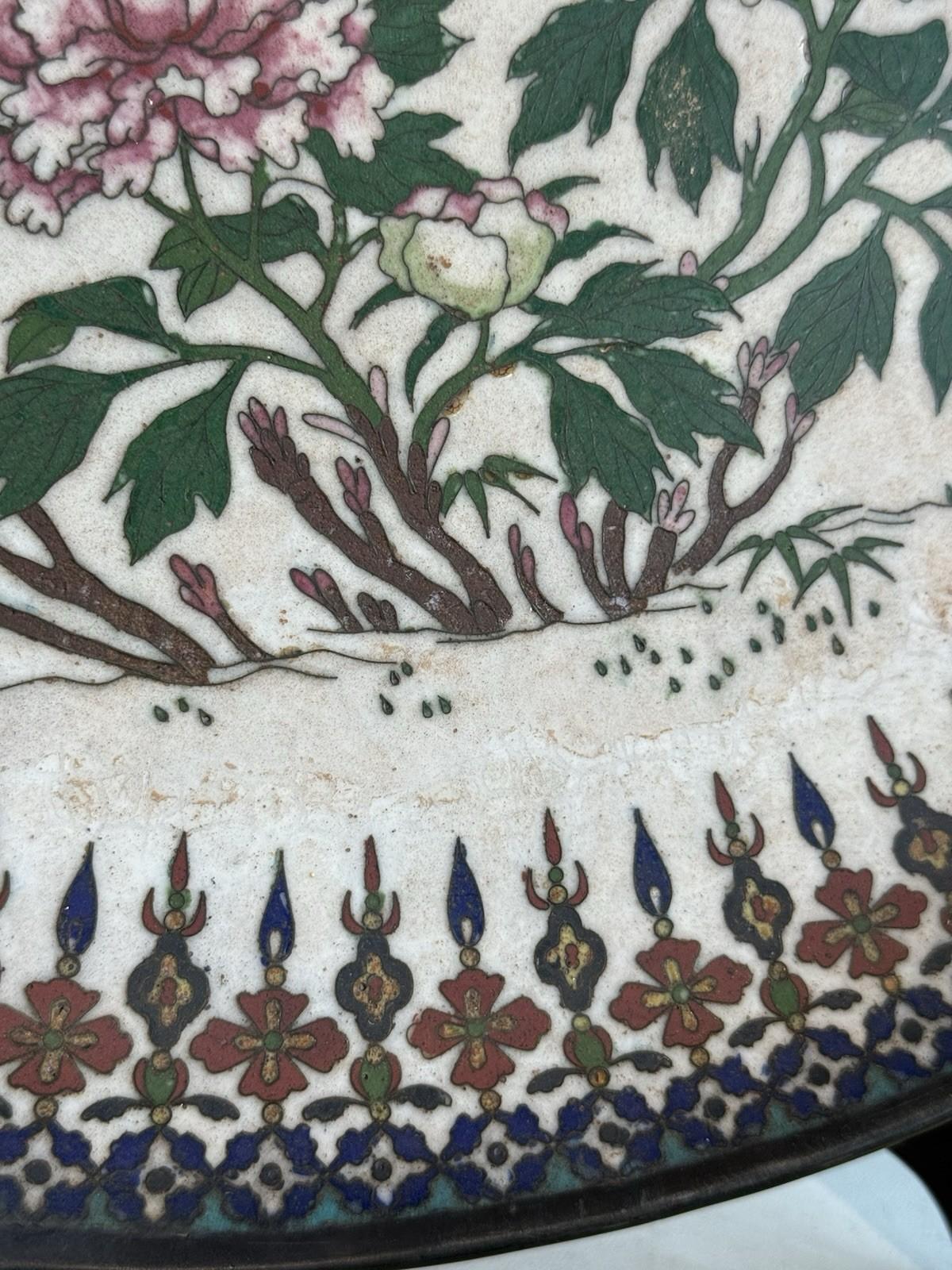 XIX secolo Caricatore di smalto Cloisonne giapponese dei primi anni Meiji a fondo bianco con fagiano e peonie in vendita