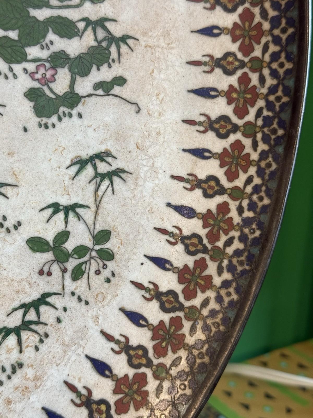 Smalto Caricatore di smalto Cloisonne giapponese dei primi anni Meiji a fondo bianco con fagiano e peonie in vendita