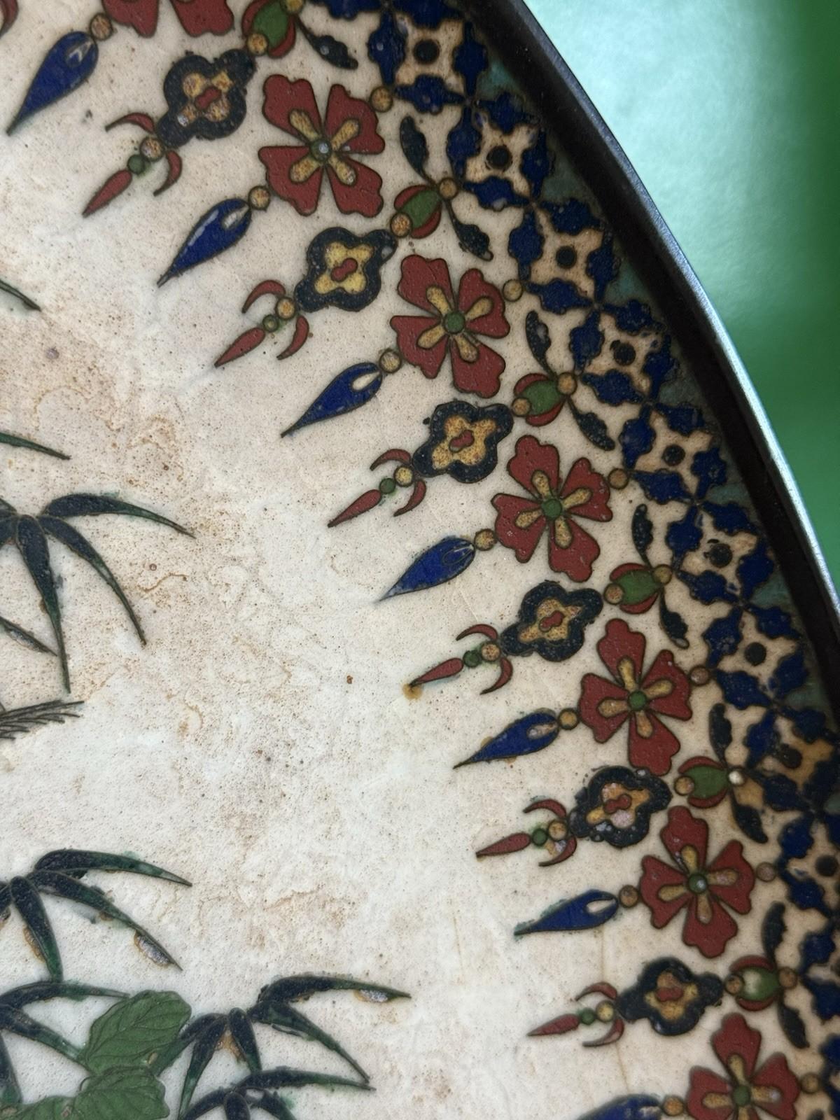 Caricatore di smalto Cloisonne giapponese dei primi anni Meiji a fondo bianco con fagiano e peonie in vendita 1