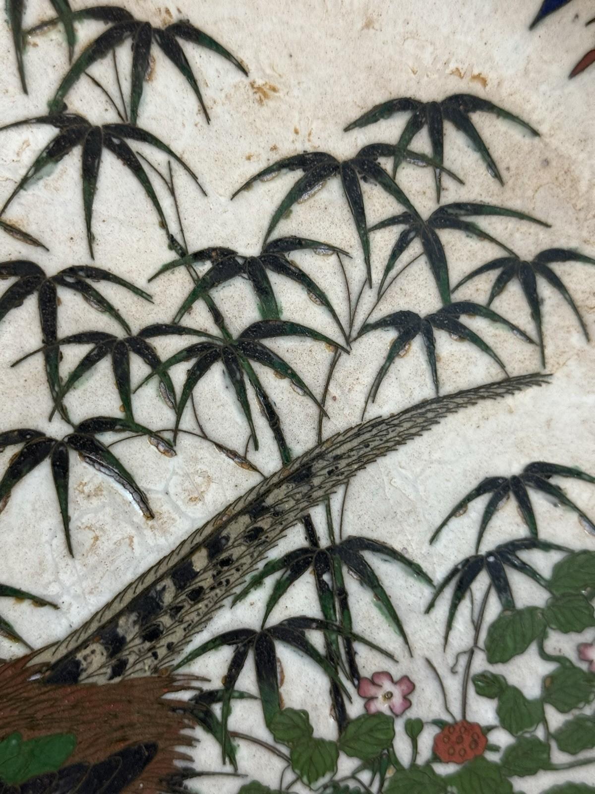 Caricatore di smalto Cloisonne giapponese dei primi anni Meiji a fondo bianco con fagiano e peonie in vendita 2