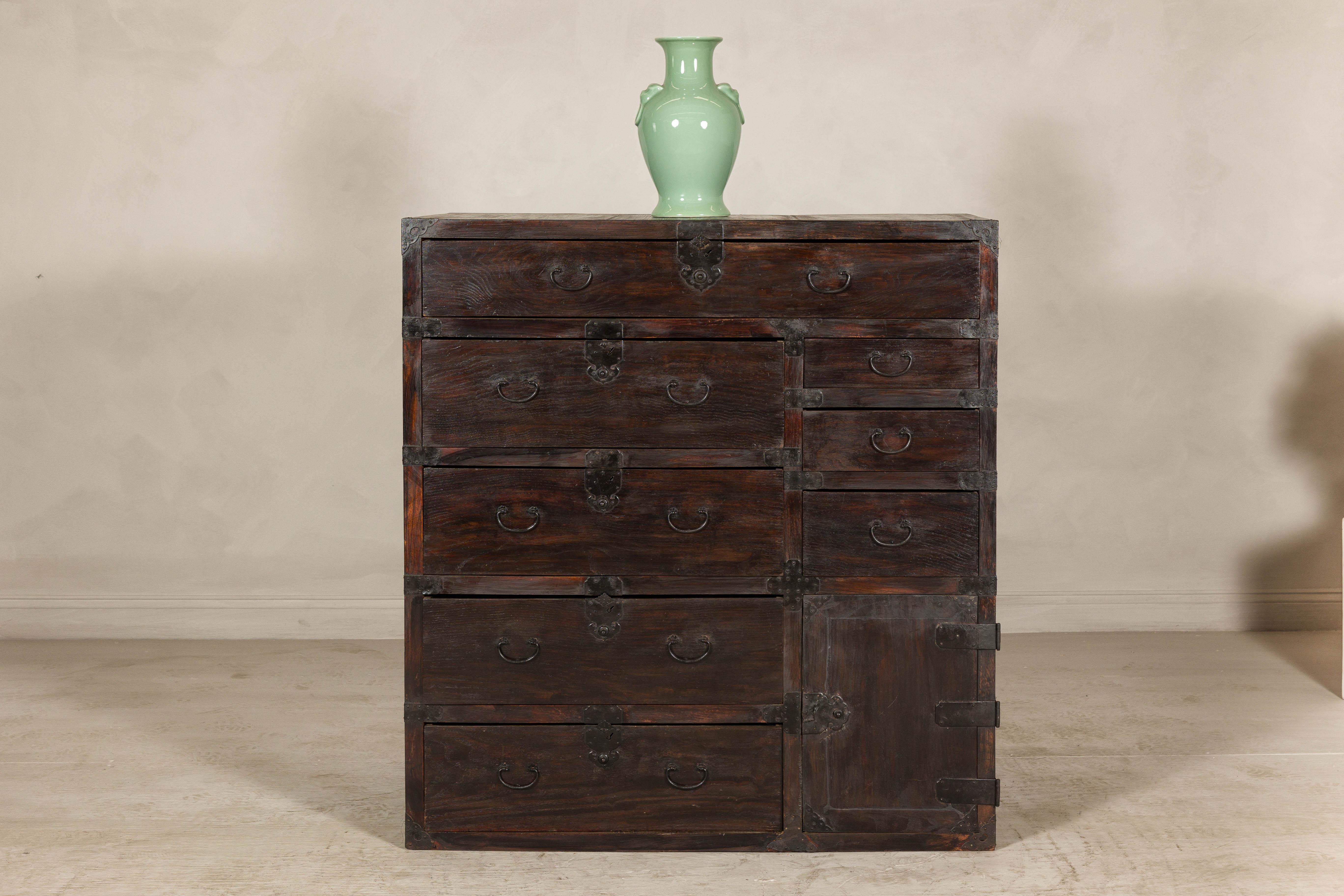 Cassettone Sendai Isho-dansi del primo periodo Meiji, 1860-1880 circa, con otto cassetti, porta piccola e patina scura. Questo Isho-dansu di Sendai, risalente al periodo Meiji, è un esempio straordinario di artigianato giapponese, costruito con