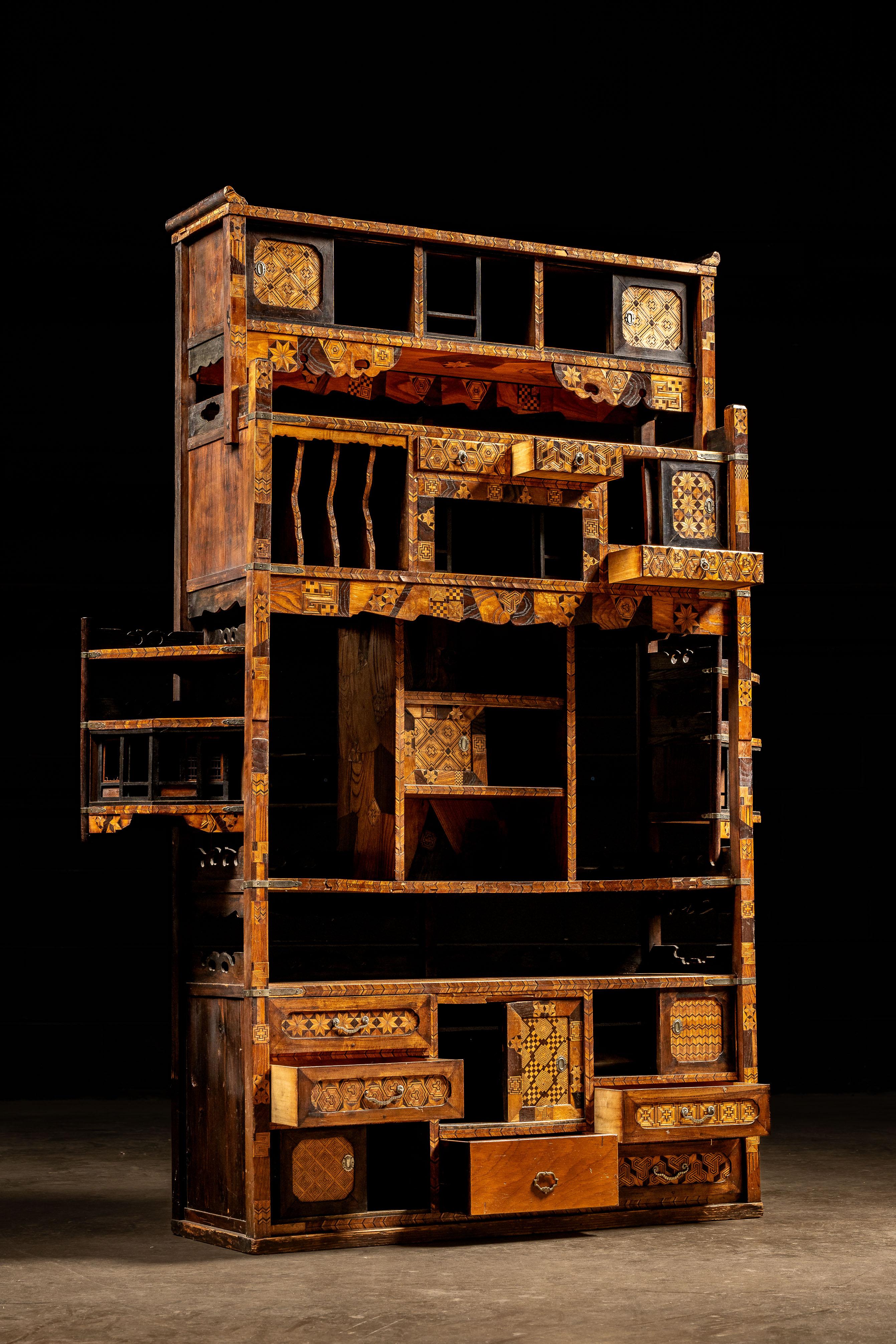 c. 1870er/1880er Jahre; Japan

Dekorativer Keyaki-Schrank aus dem späten 19. Jahrhundert (japanische Ulme).

Dieses verschnörkelte, von einer Pagode inspirierte Stück stammt aus der frühen/mittleren Meiji-Periode in Japan und ist aus japanischer