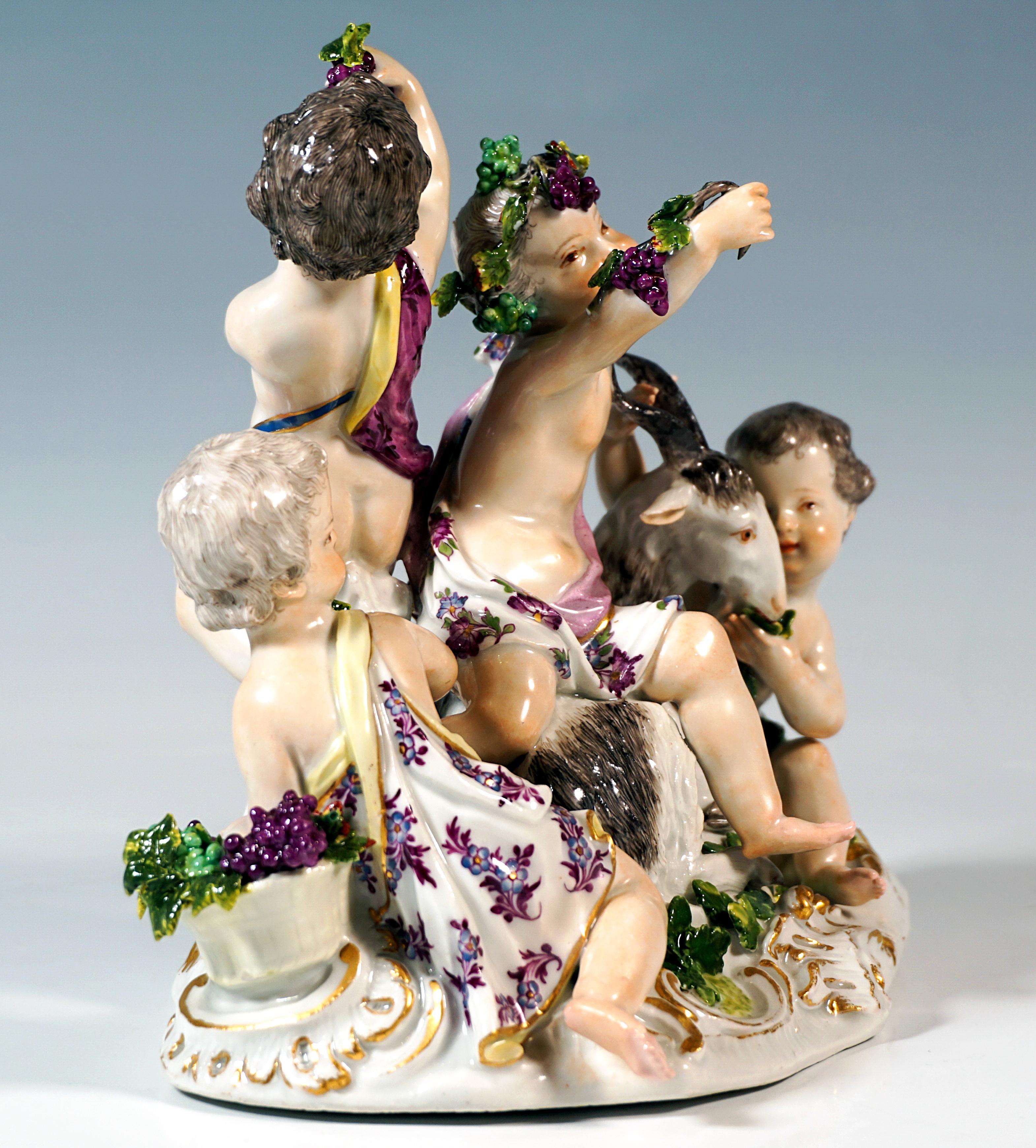 Excellente pièce de porcelaine de Meissen du 18e siècle :
Quatre cupidons en tissu groupés avec un bouc couché sur le sol, un cupidon couronné de vignes assis sur le dos de l'animal et tenant des raisins en l'air, un autre garçon assis devant