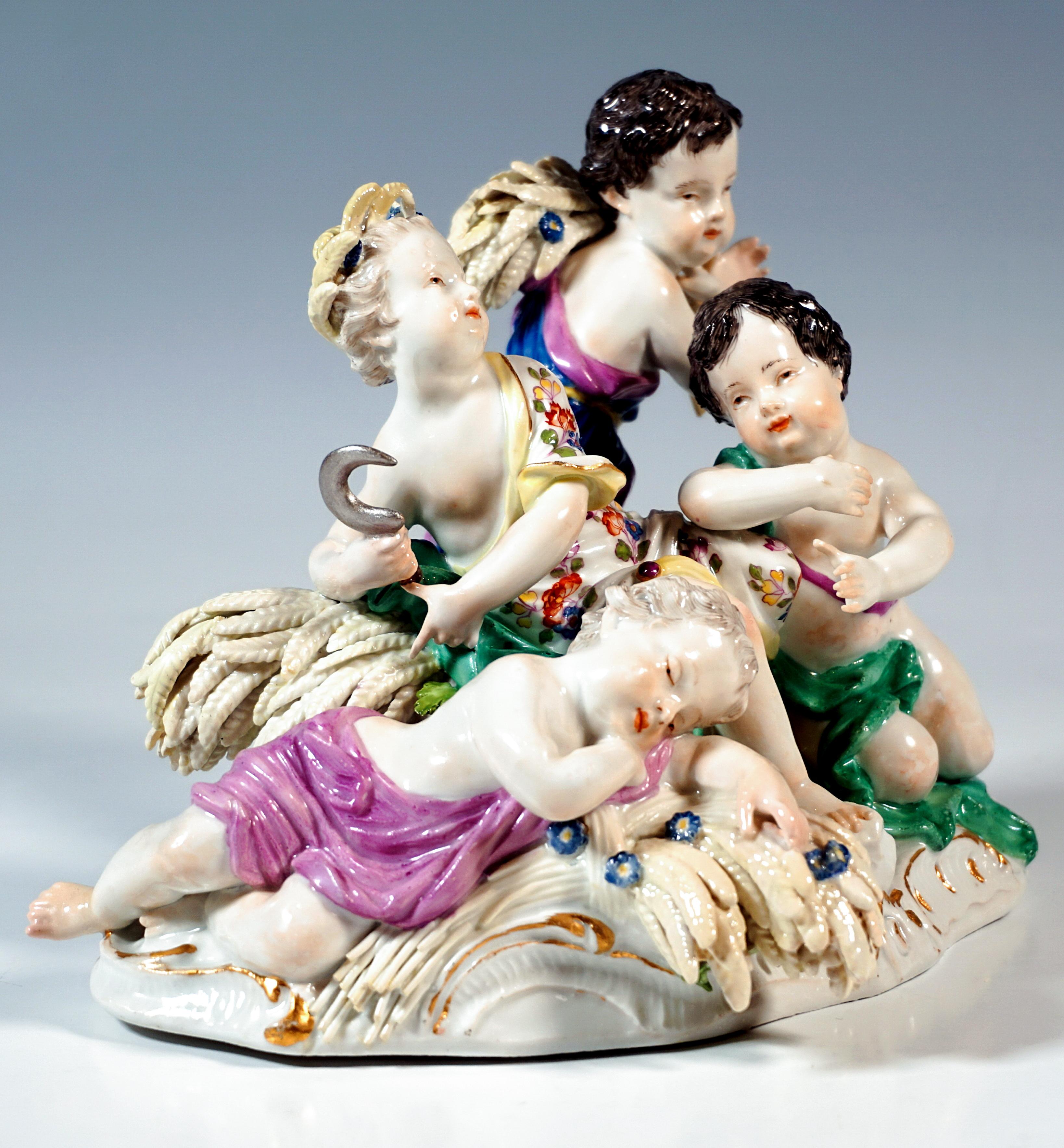 Excellente pièce de porcelaine de Meissen du 18e siècle :
Quatre cupidons enveloppés dans des tissus, groupés sur un rocher après la récolte du maïs, l'un s'appuyant sur le maïs au centre avec une couronne d'épis et une faucille à la main, d'autres