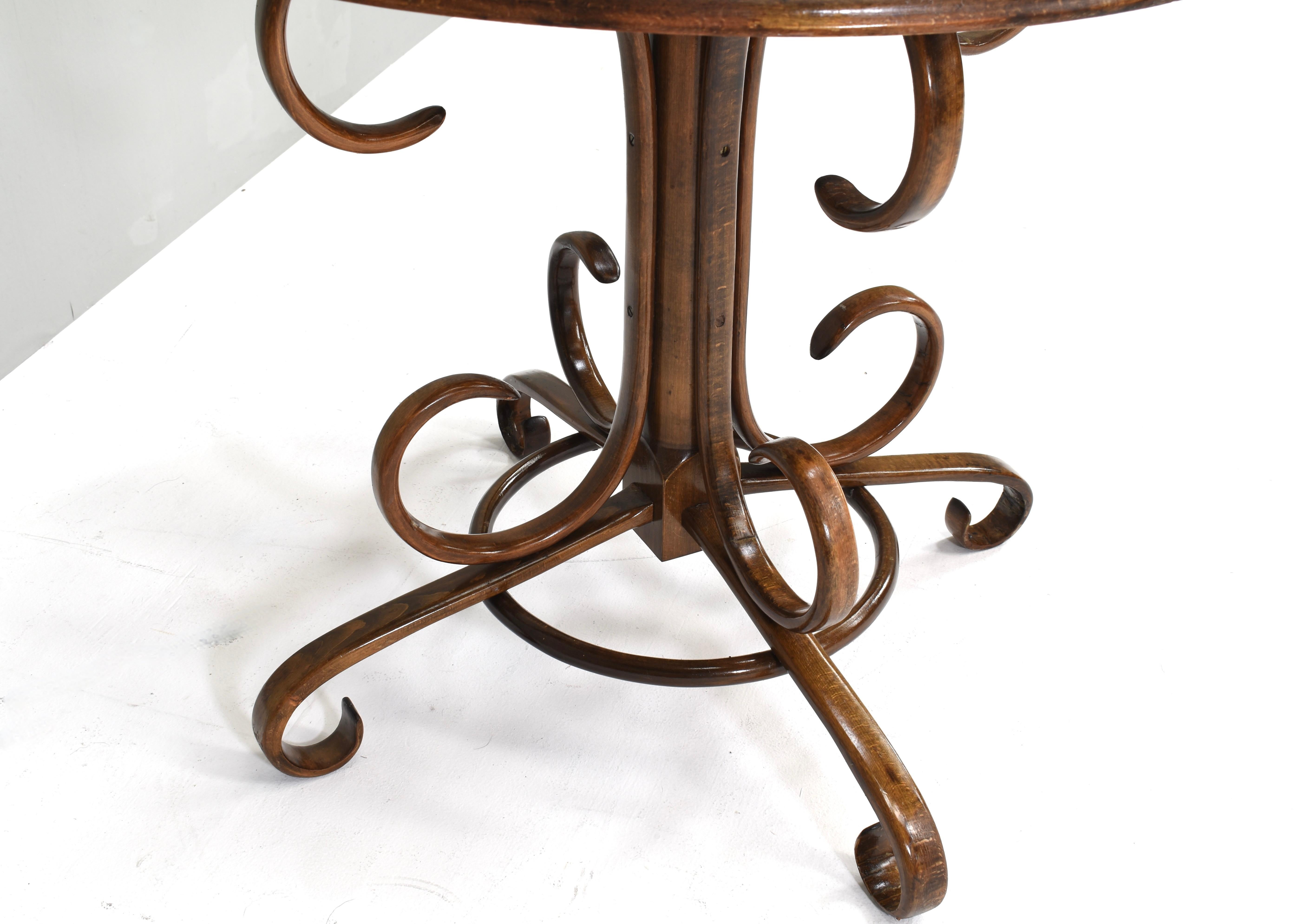 Früher Michael Thonet Bistro-Esstisch aus Bugholz und Schilfrohr – Österreich im Angebot 5