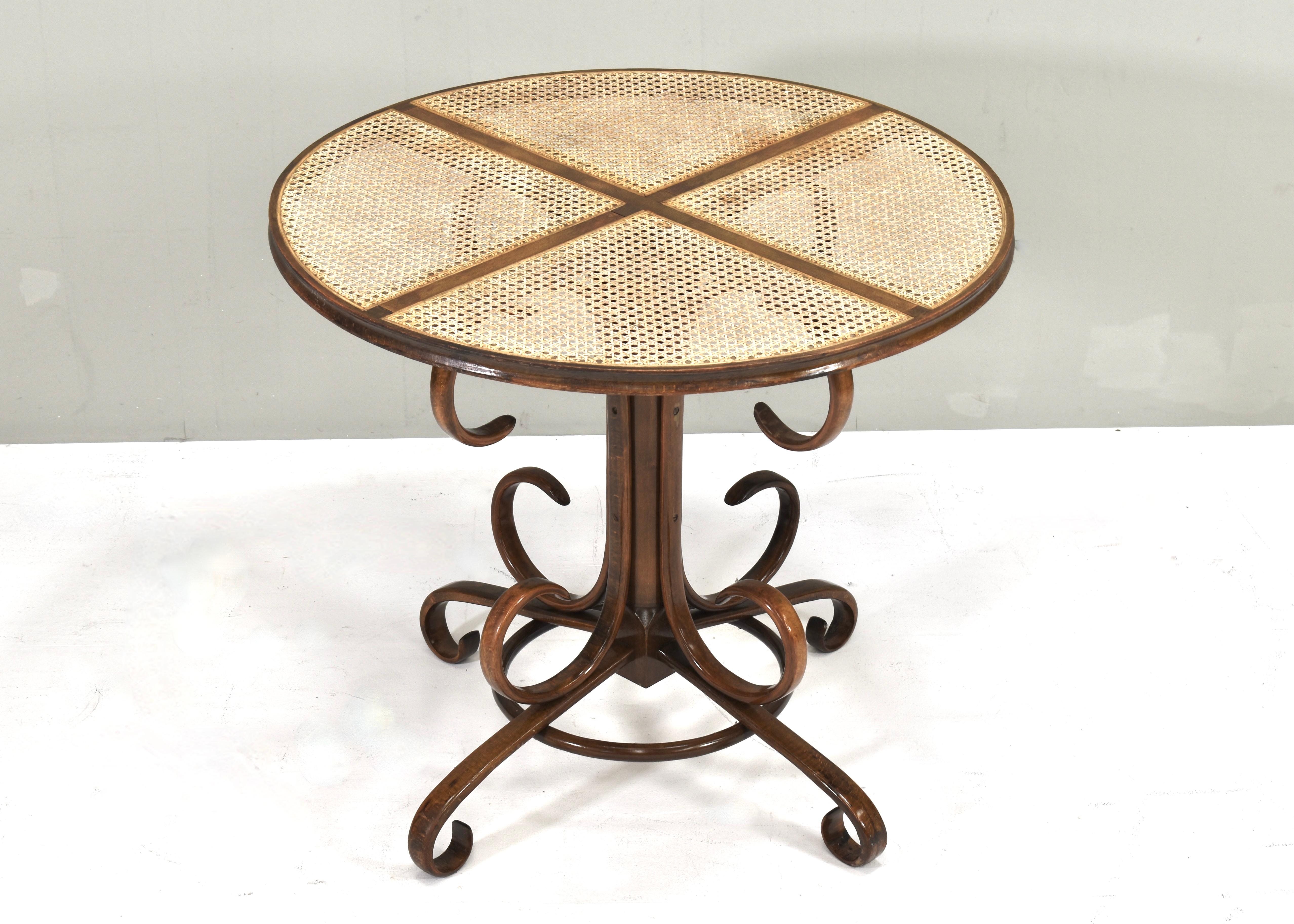 Früher Michael Thonet Bistro-Esstisch aus Bugholz und Schilfrohr – Österreich (Neurokoko) im Angebot