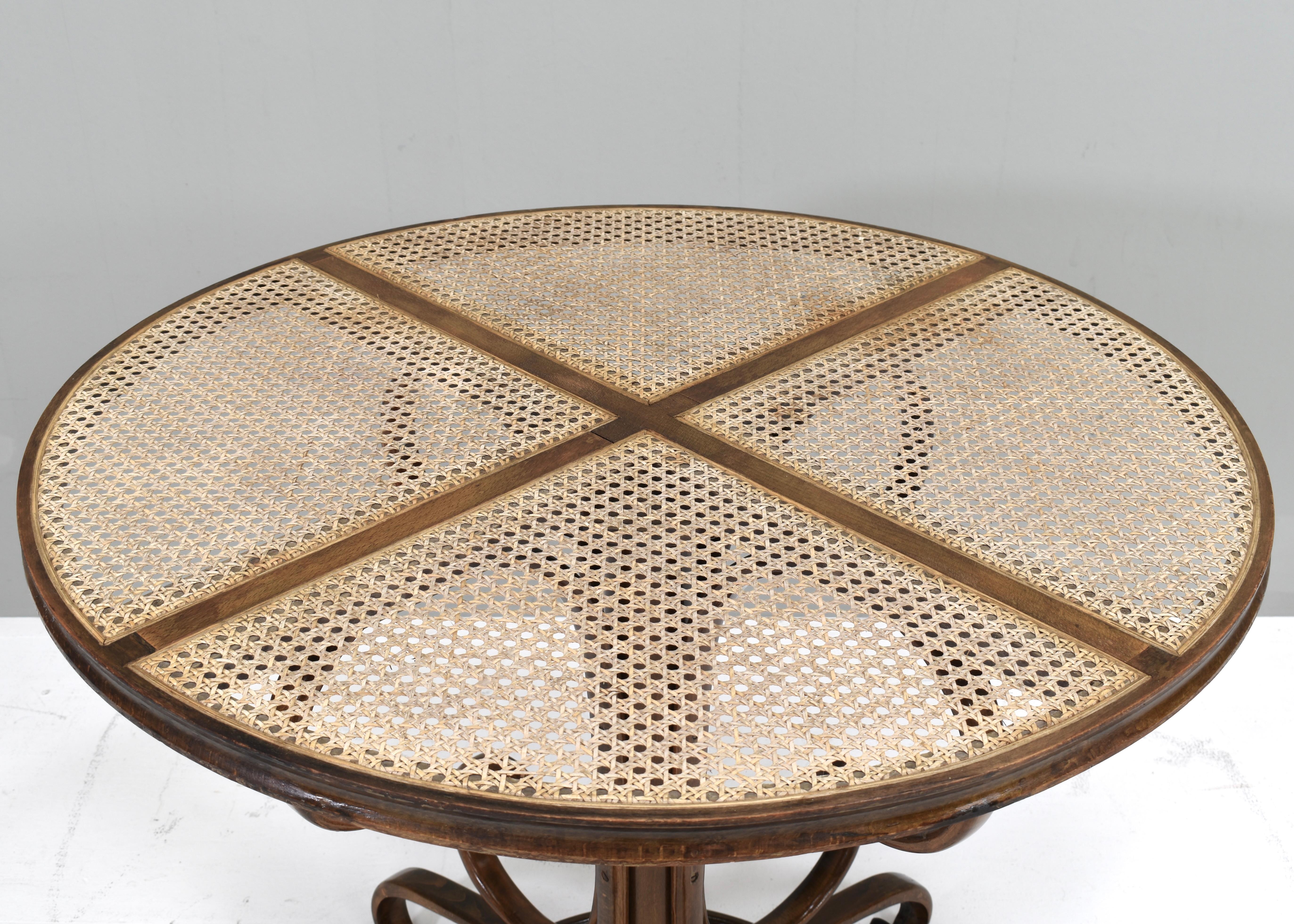 Early Michael Thonet Bistro Dining Table in Bentwood and Cane - Austria In Fair Condition For Sale In Pijnacker, Zuid-Holland