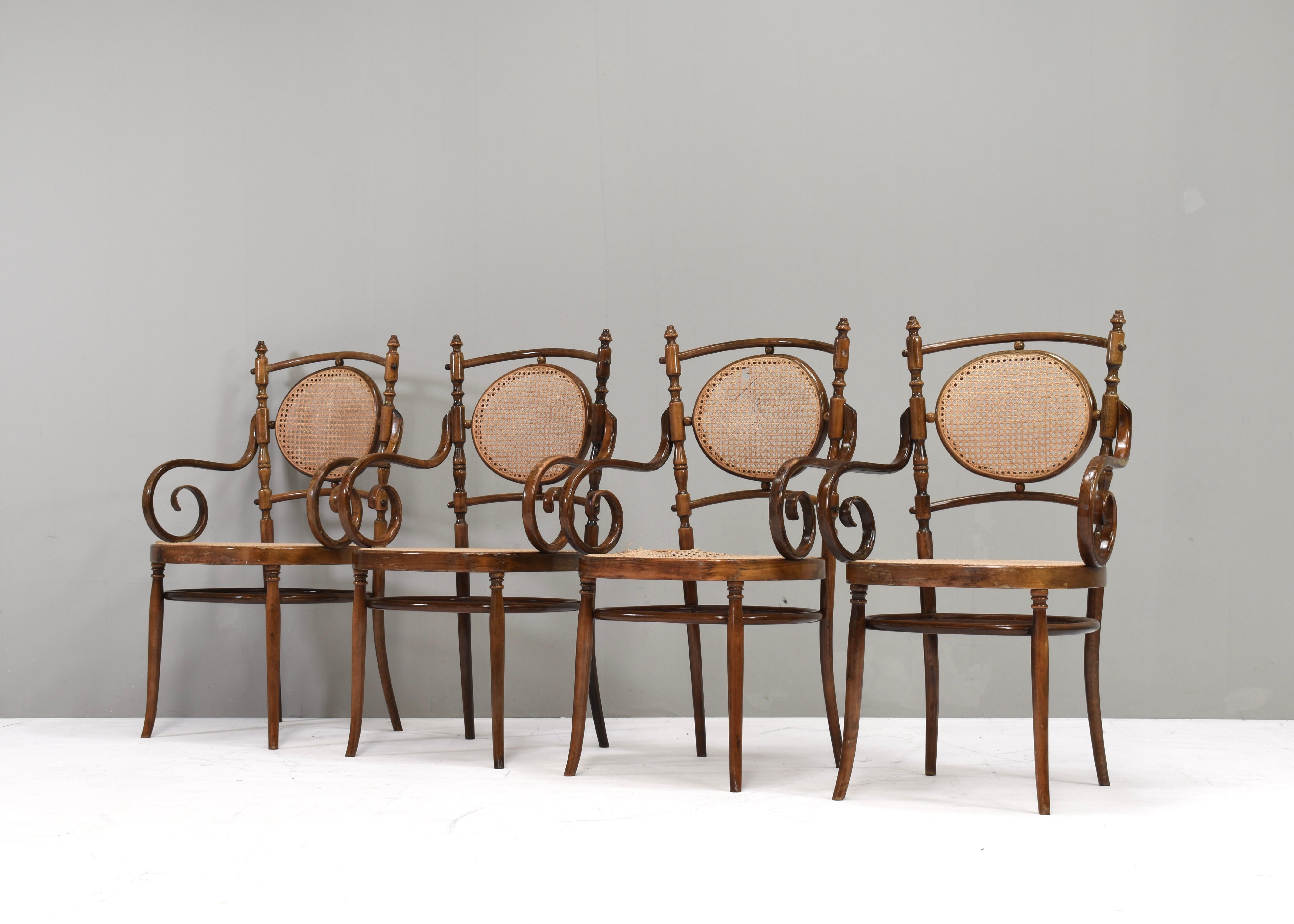 Set of 4 No. 17 dining arm chairs in bentwood and cane 'long john' chairs and table designed by Michael Thonet. Originally designed in the 1860s and produced by Thonet in the 20th century by multiple factories.
Size:
chairs: 57x49x96.5 seat height