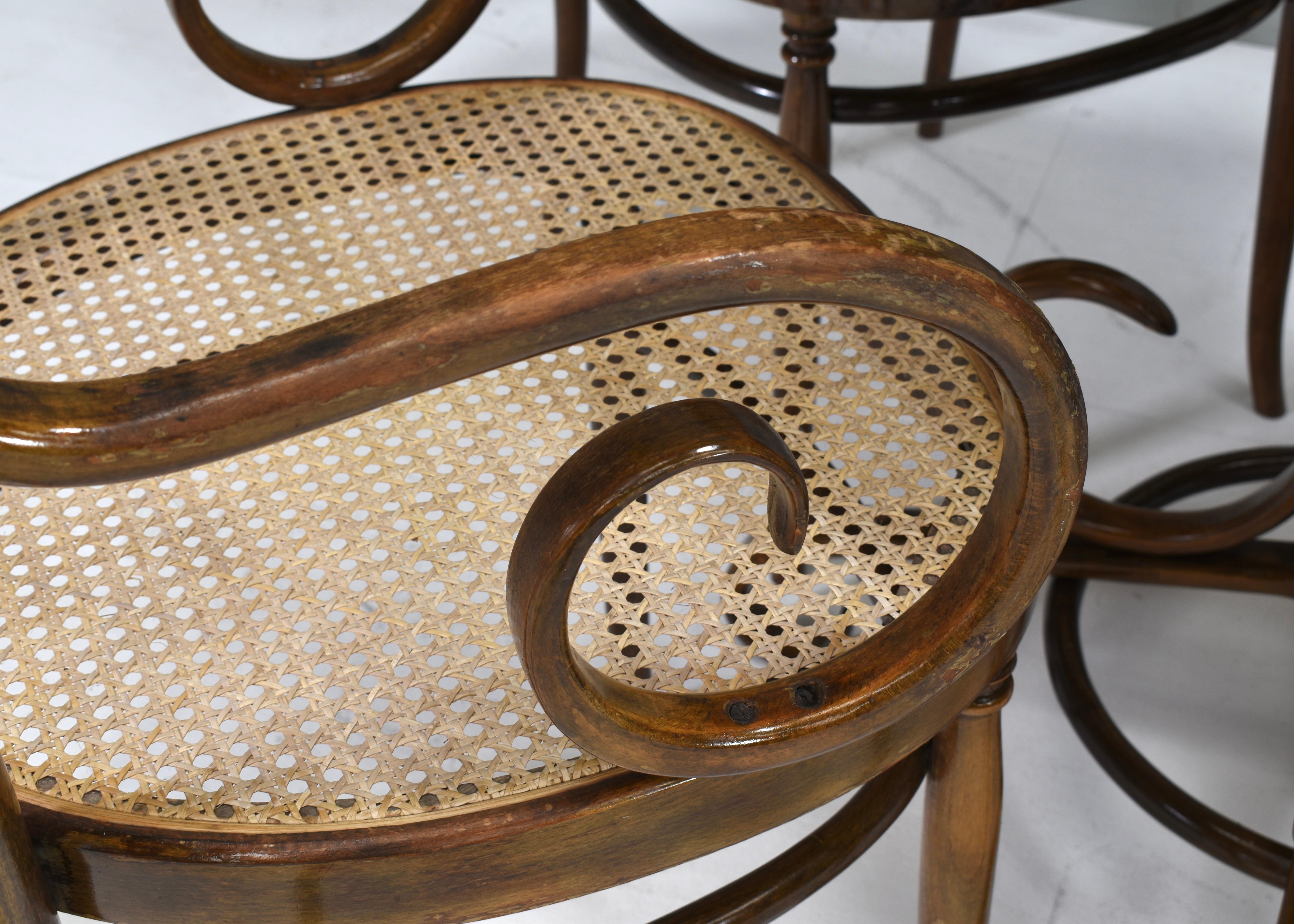 Early Michael Thonet N.17 Bistro Dining Set in Bentwood and Cane - Austria In Distressed Condition For Sale In Pijnacker, Zuid-Holland
