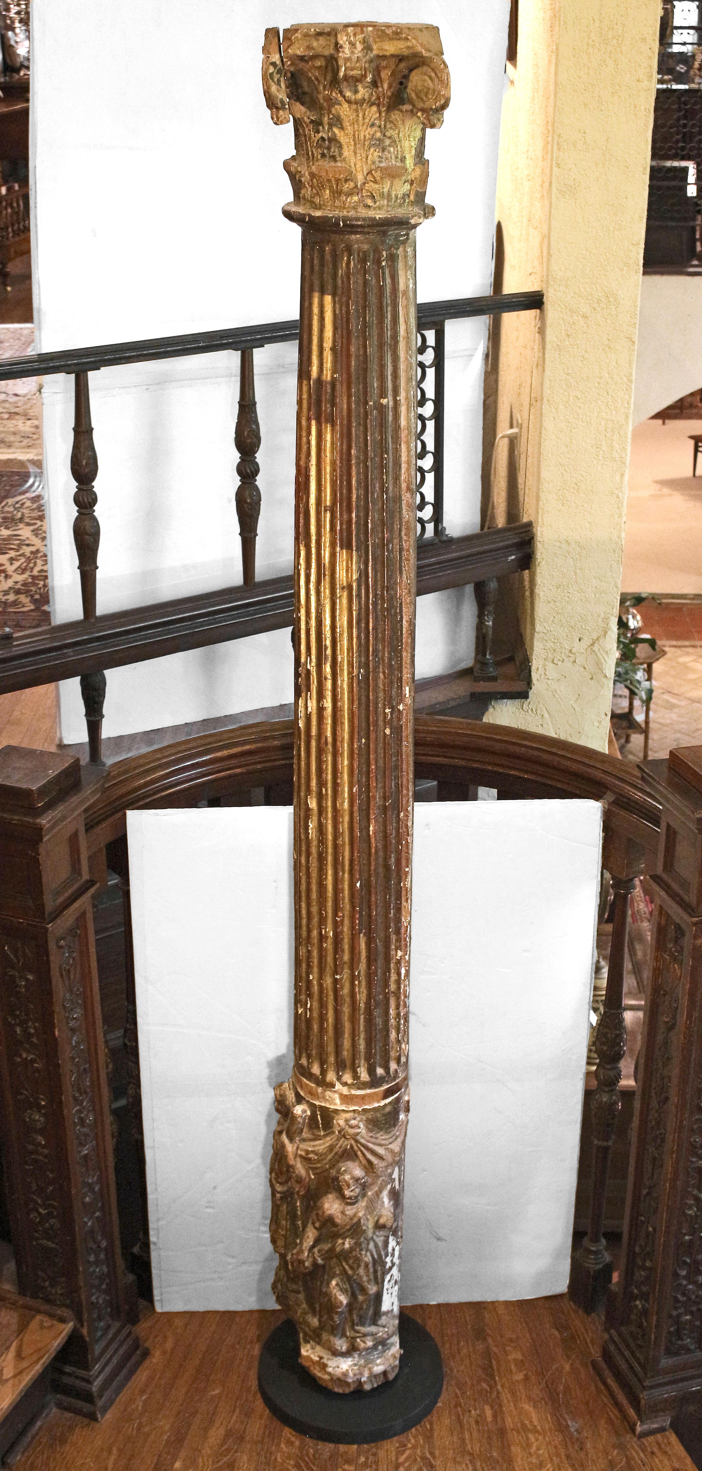 Colonne baroque sculptée et dorée, début-milieu du XVIIIe siècle, européenne. Probablement italien d'une chapelle ou d'une église. Bois sculpté et doré. Maintenant sur un support en fer très lourd, pour supporter le poids de la colonne, fait sur