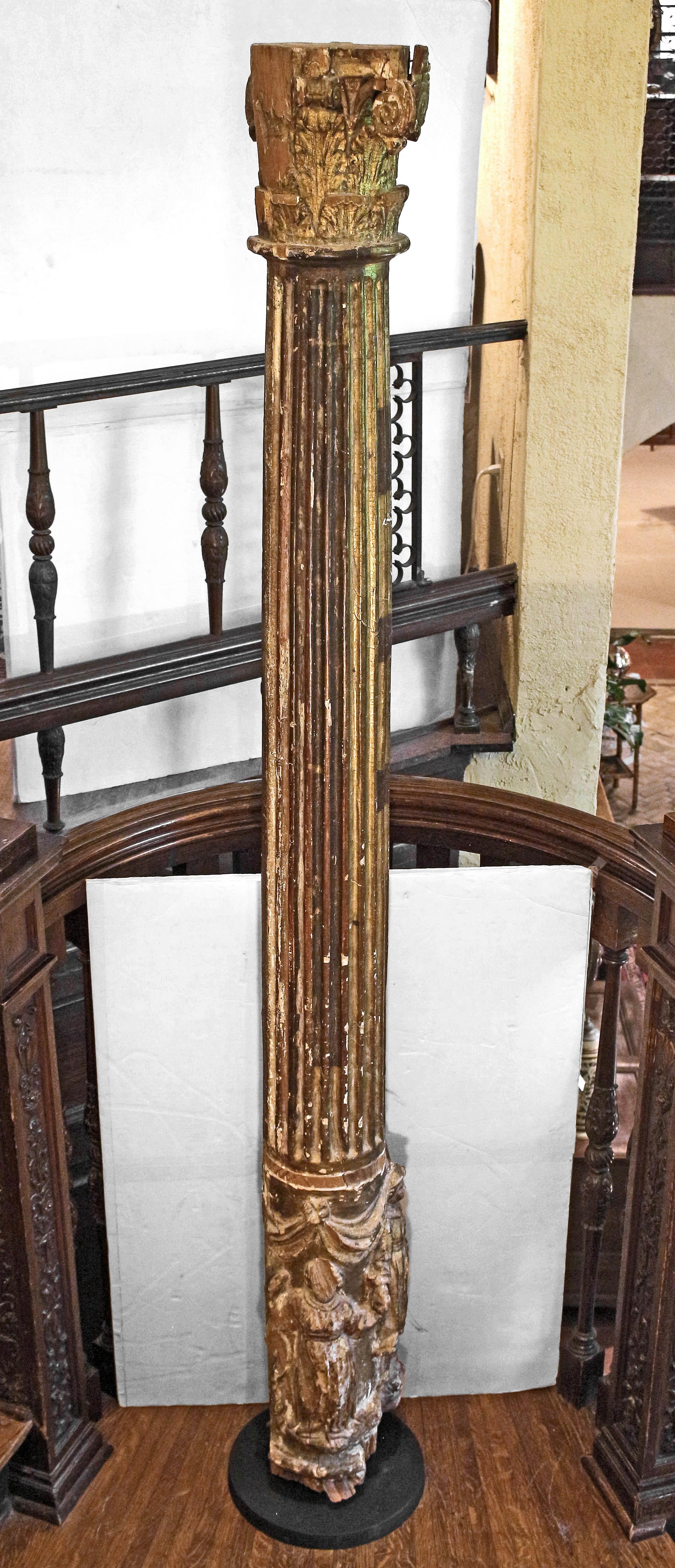 Européen Colonne baroque sculptée et dorée du début et du milieu du XVIIIe siècle en vente