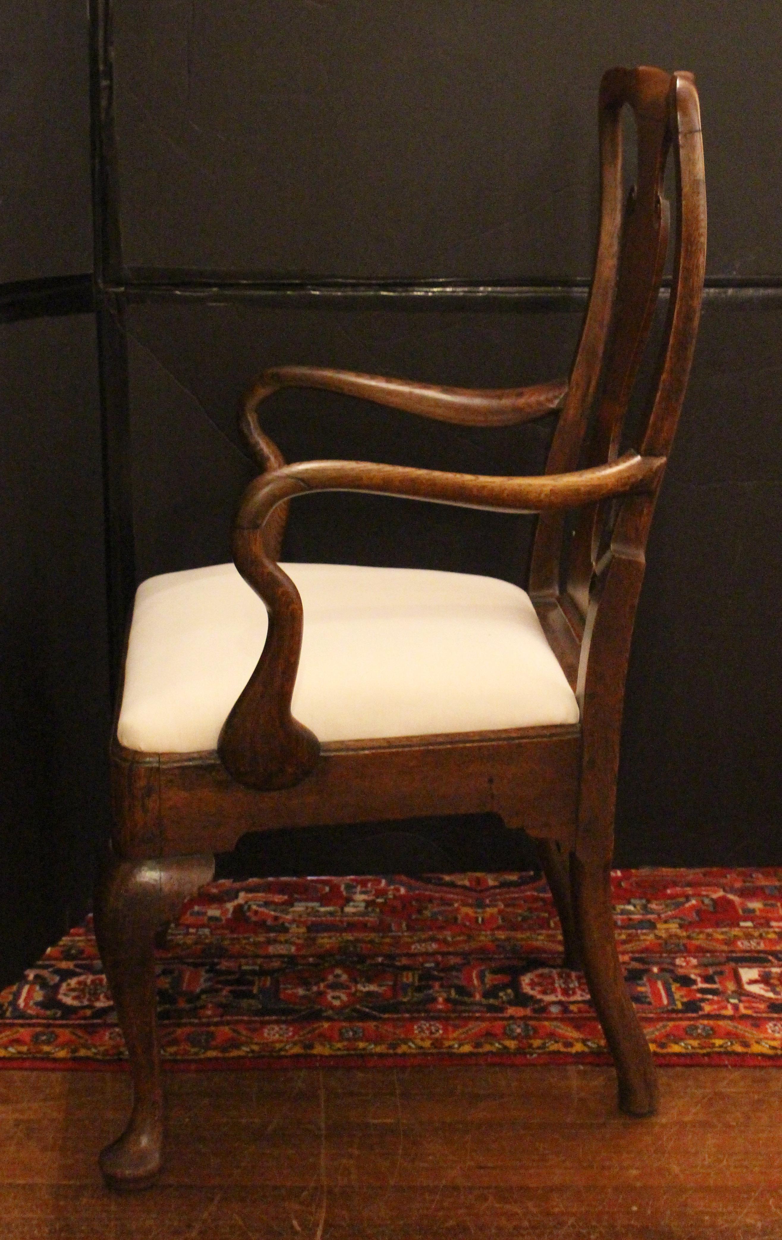 Chaise à accoudoirs Queen Anne du début et du milieu du XVIIIe siècle Bon état - En vente à Chapel Hill, NC