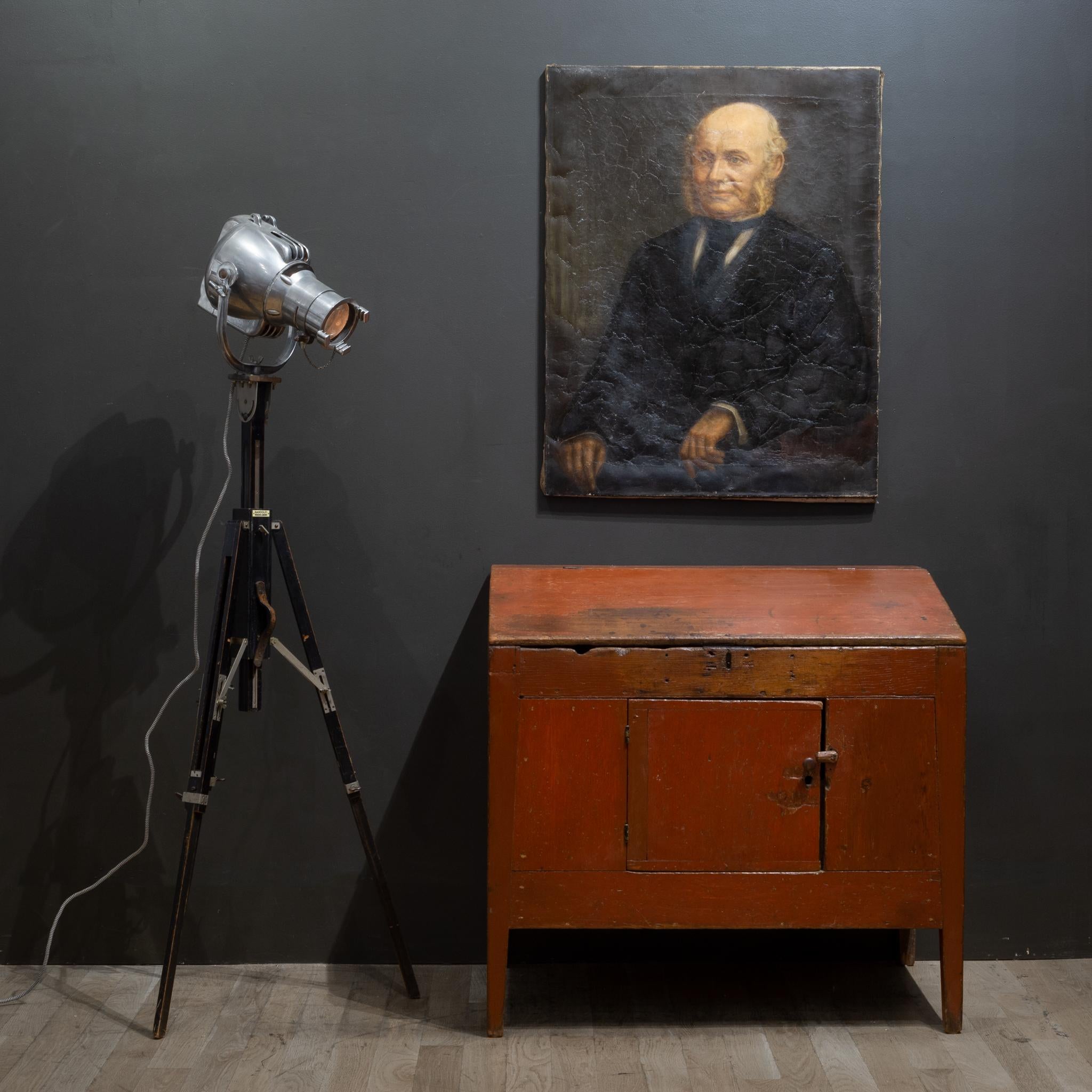 Circa

Scrivania inclinata dipinta a mano dell'inizio o della metà del XIX secolo con piano sollevabile, ampio spazio interno con tre cassetti e pomelli in ottone. La sezione inferiore è dotata di una porta a battente con serratura primitiva e di un