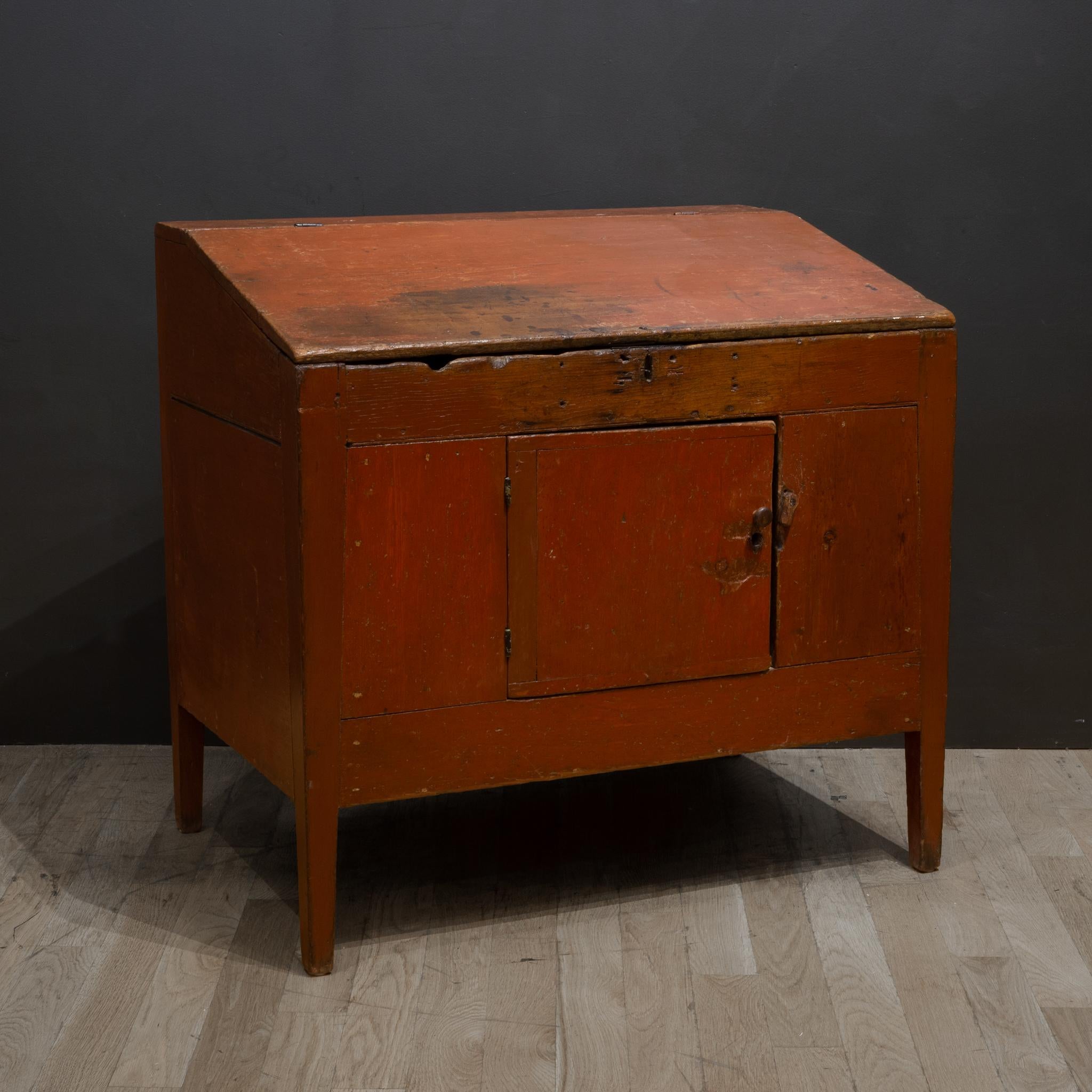 Rustico Inizio-metà del XIX secolo. Mobiletto/scrivania inclinata dipinta a mano, 1820-1840 ca. in vendita