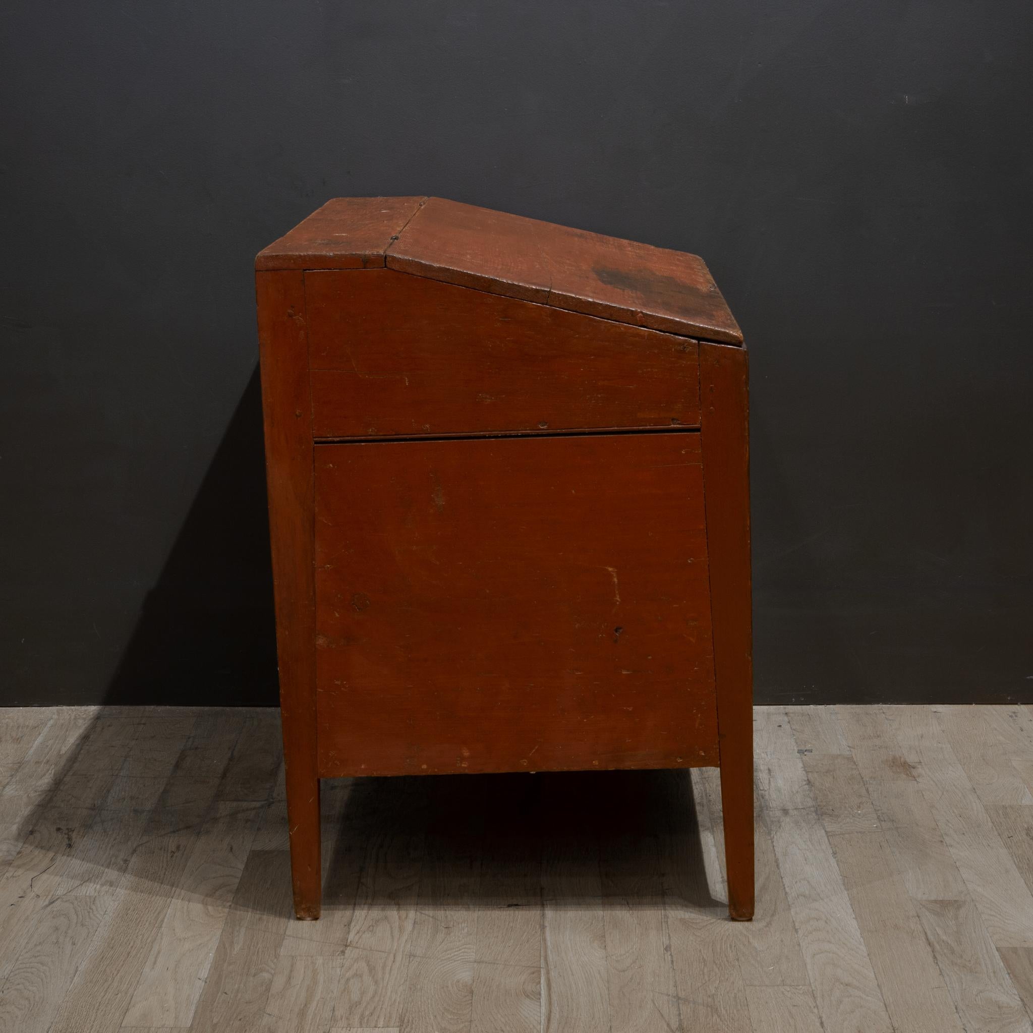 Americano Inizio-metà del XIX secolo. Mobiletto/scrivania inclinata dipinta a mano, 1820-1840 ca. in vendita