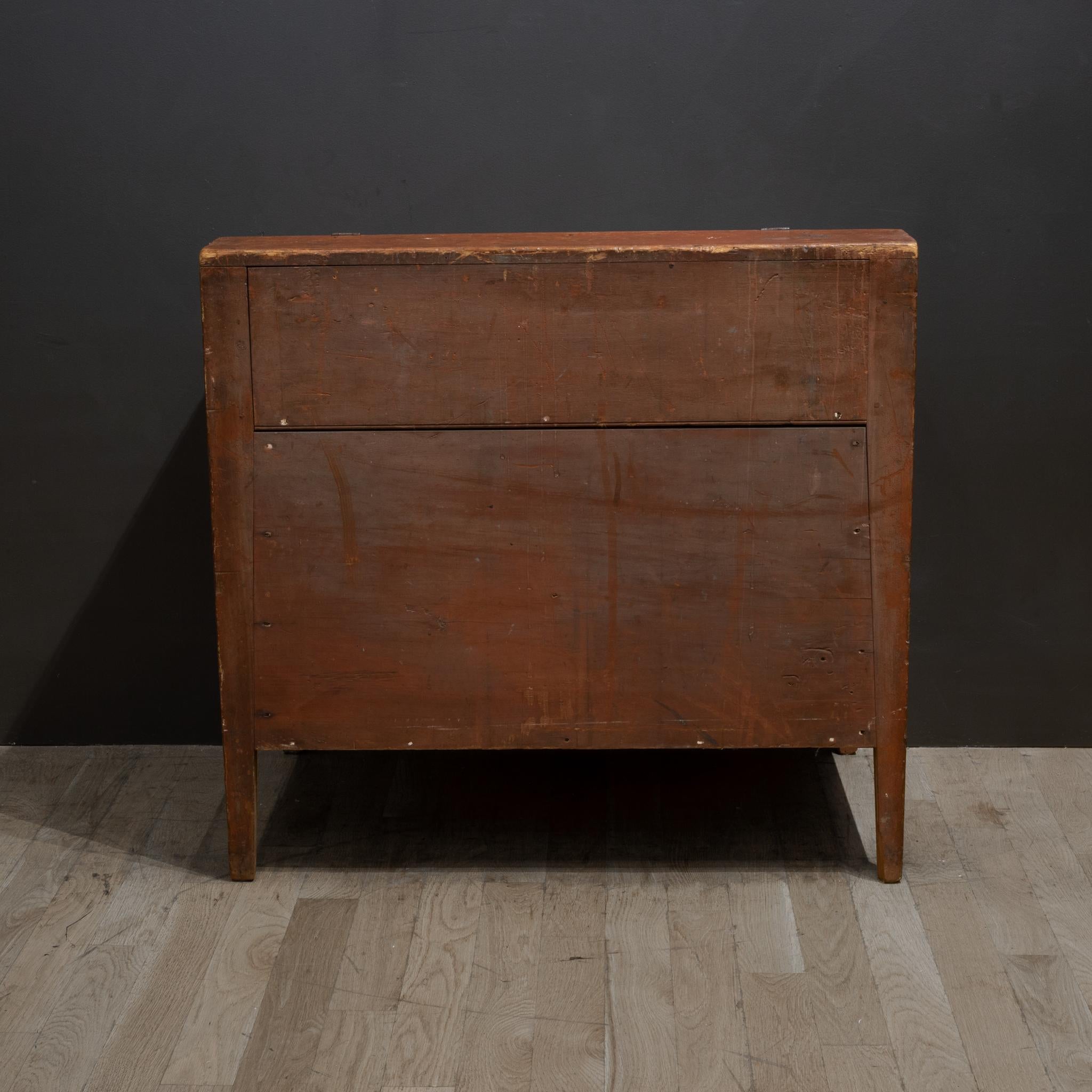 Inizio-metà del XIX secolo. Mobiletto/scrivania inclinata dipinta a mano, 1820-1840 ca. In condizioni buone in vendita a San Francisco, CA