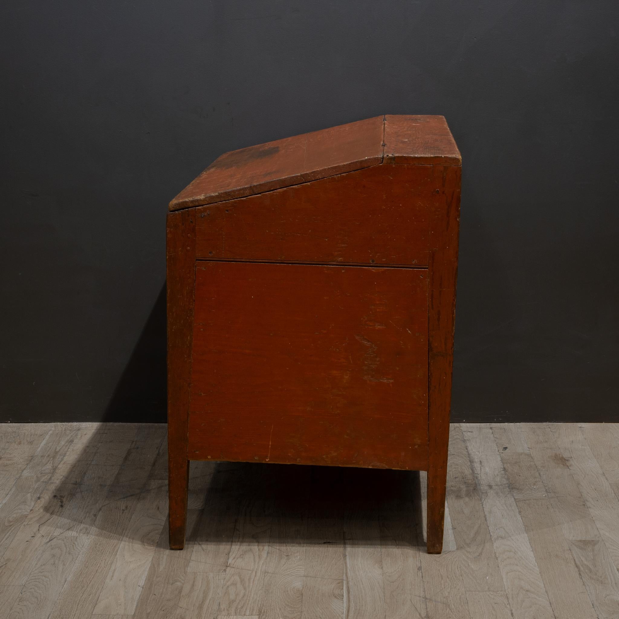 Ottone Inizio-metà del XIX secolo. Mobiletto/scrivania inclinata dipinta a mano, 1820-1840 ca. in vendita