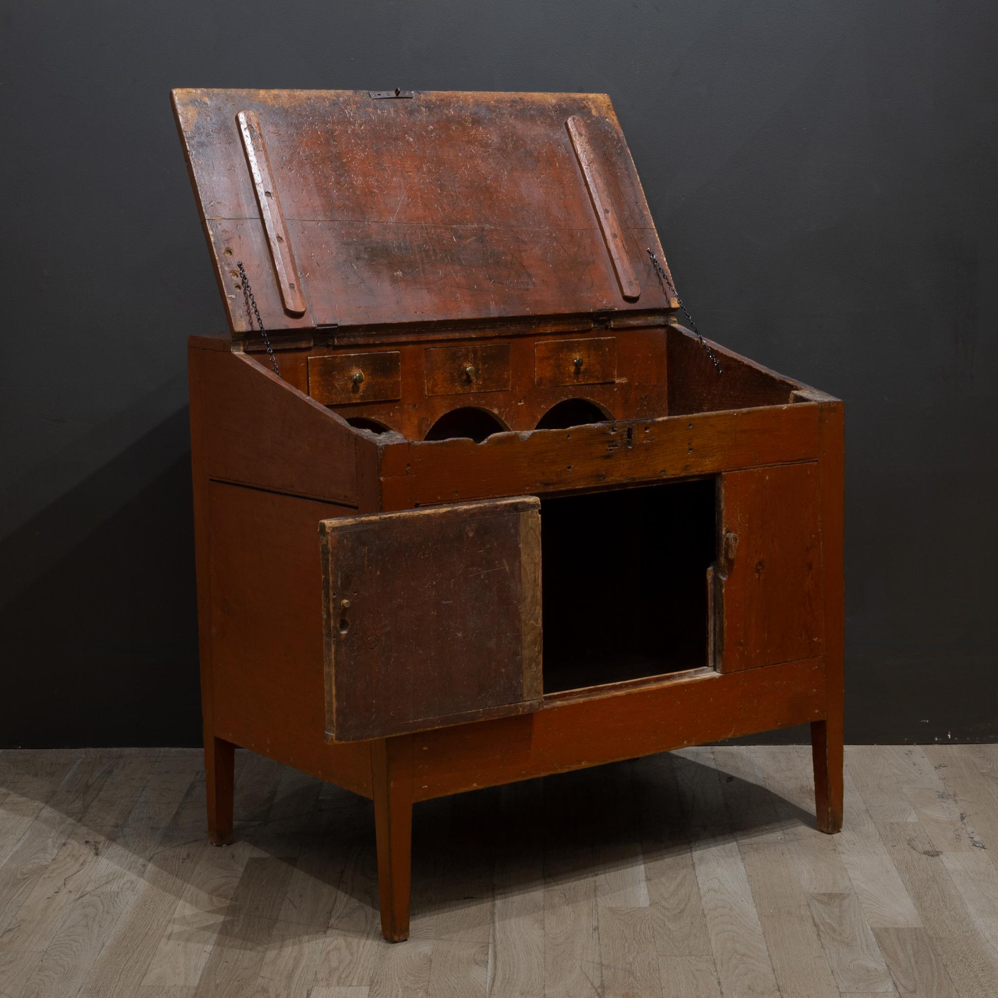 Inizio-metà del XIX secolo. Mobiletto/scrivania inclinata dipinta a mano, 1820-1840 ca. in vendita 1