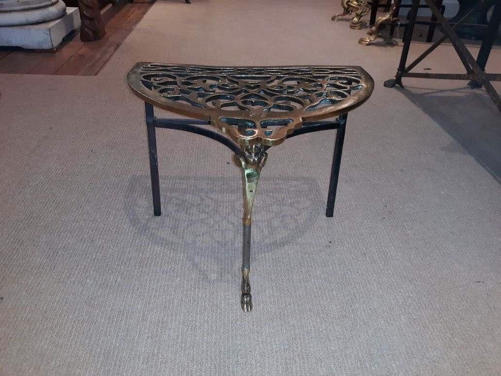 Early-Mid 19th Century Brass and Iron Trivet Kettle Stand In Good Condition For Sale In Lambertville, NJ