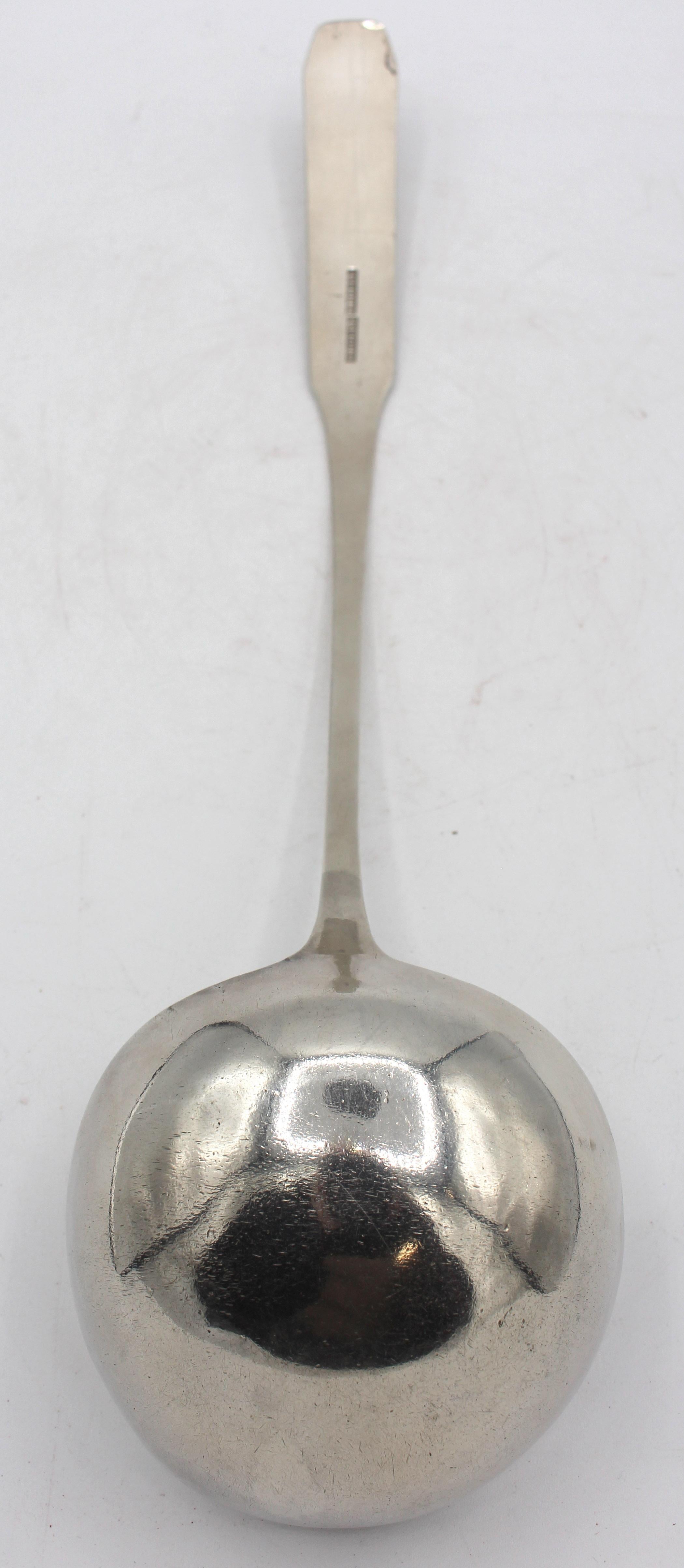 American Early-Mid 19th Century Large Coffin-Fiddle Transitional Coin Silver Ladle For Sale