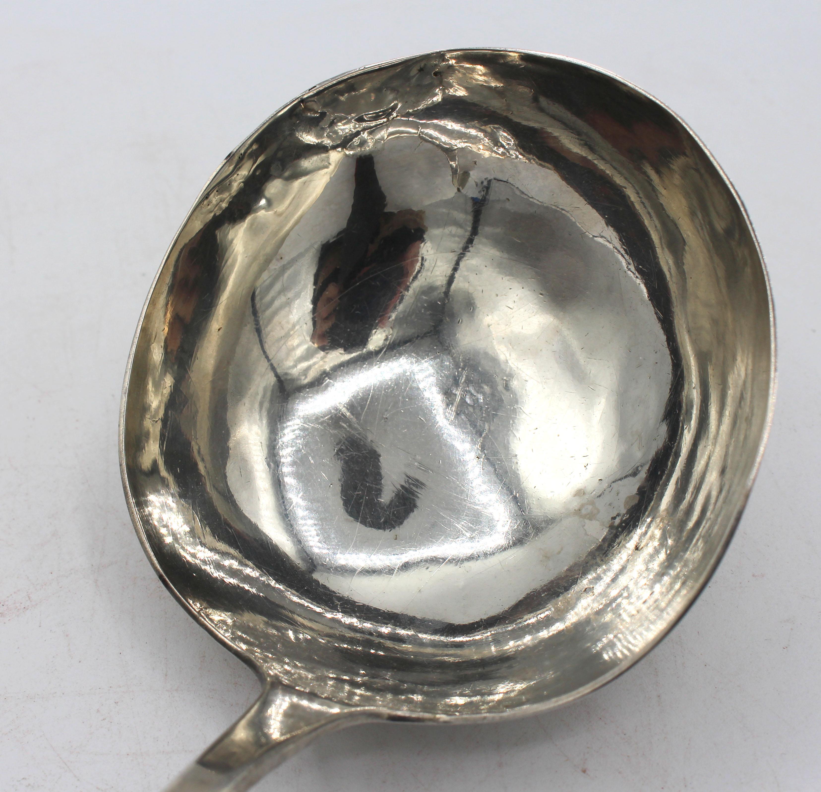 Early-Mid 19th Century Large Coffin-Fiddle Transitional Coin Silver Ladle In Good Condition In Chapel Hill, NC