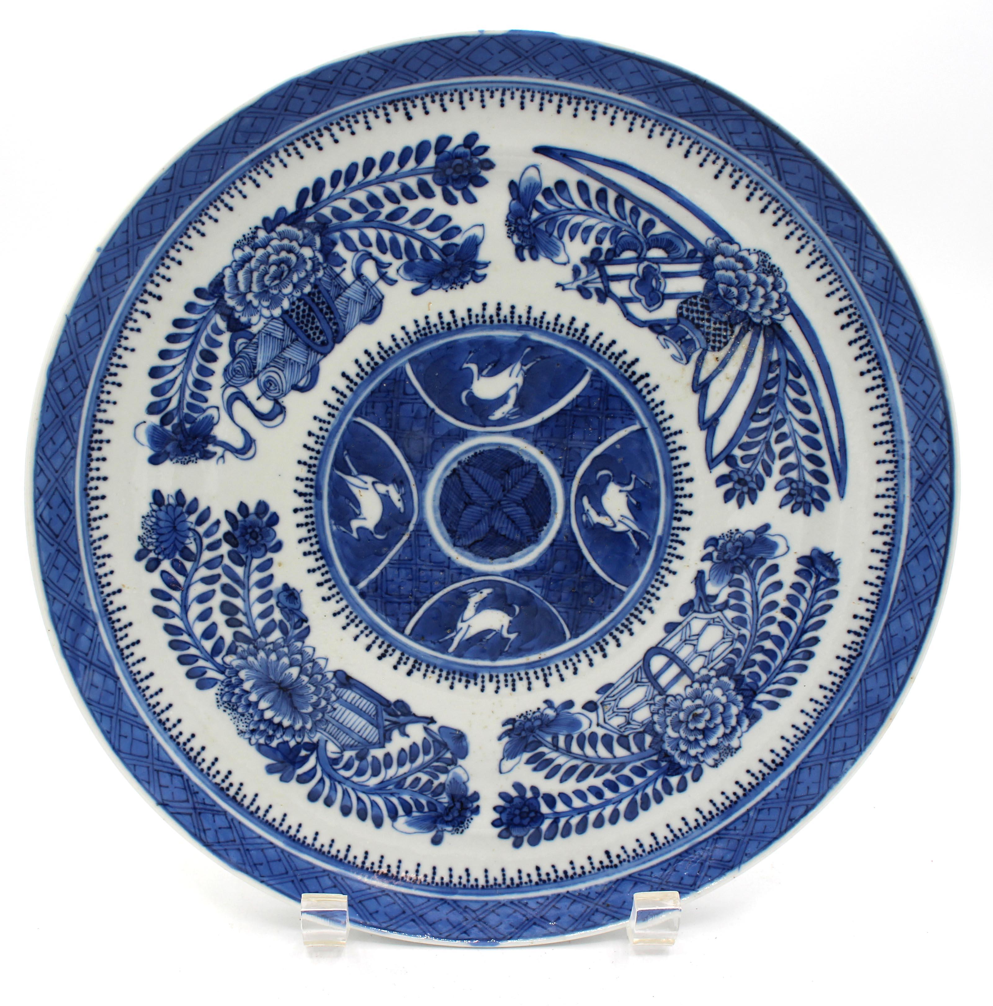 Early-mid 19th Century Pair of Qing Dynasty Fitzhugh Dinner Plates For Sale 2