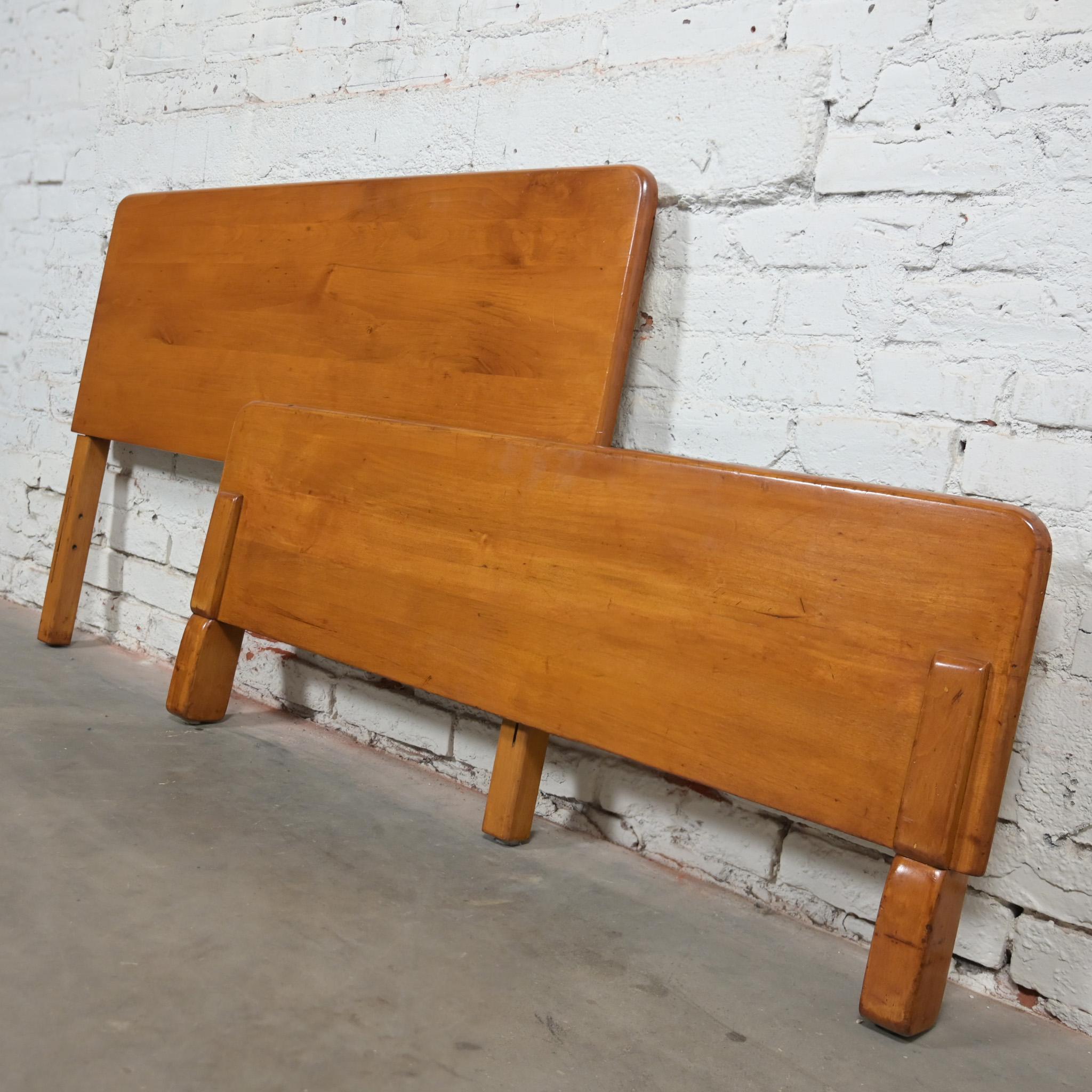 Early-Mid-20th Century Art Moderne Maple Twin Bed Headboard & Footboard  In Good Condition For Sale In Topeka, KS