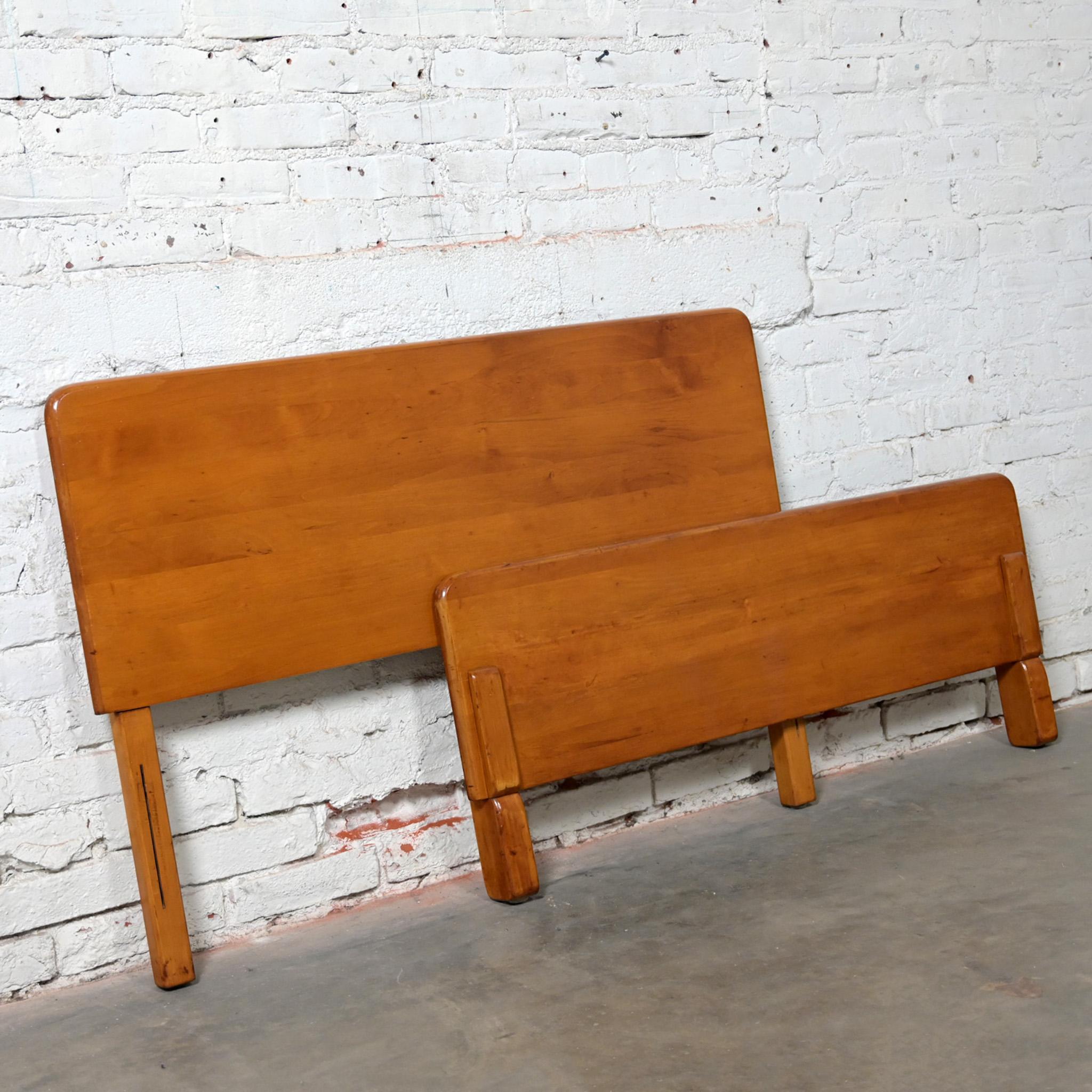 Early-Mid-20th Century Art Moderne Maple Twin Bed Headboard & Footboard  In Good Condition For Sale In Topeka, KS