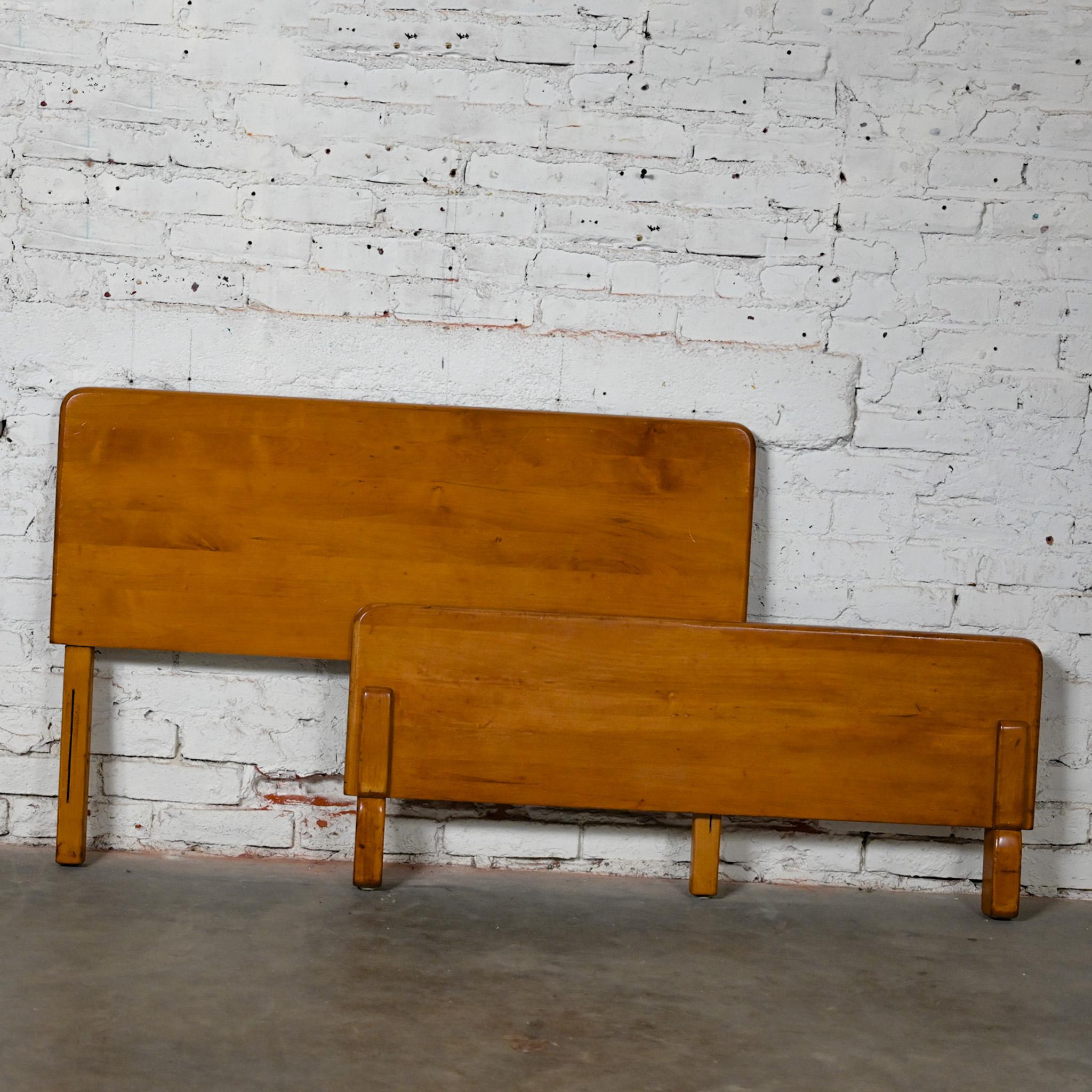 Early-Mid-20th Century Art Moderne Maple Twin Bed Headboard & Footboard  For Sale 4