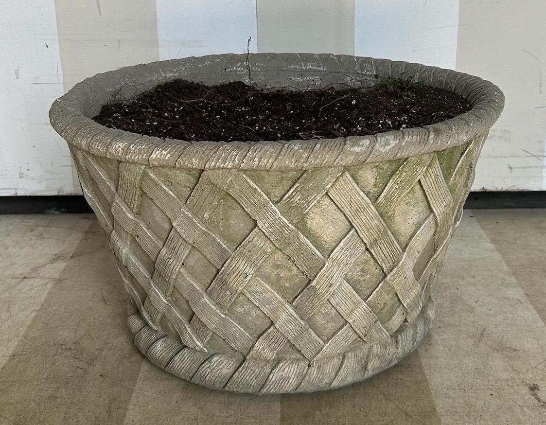 Jardinière en pierre moulée en forme de panier du début du 20e siècle. Superbe détail et patine 