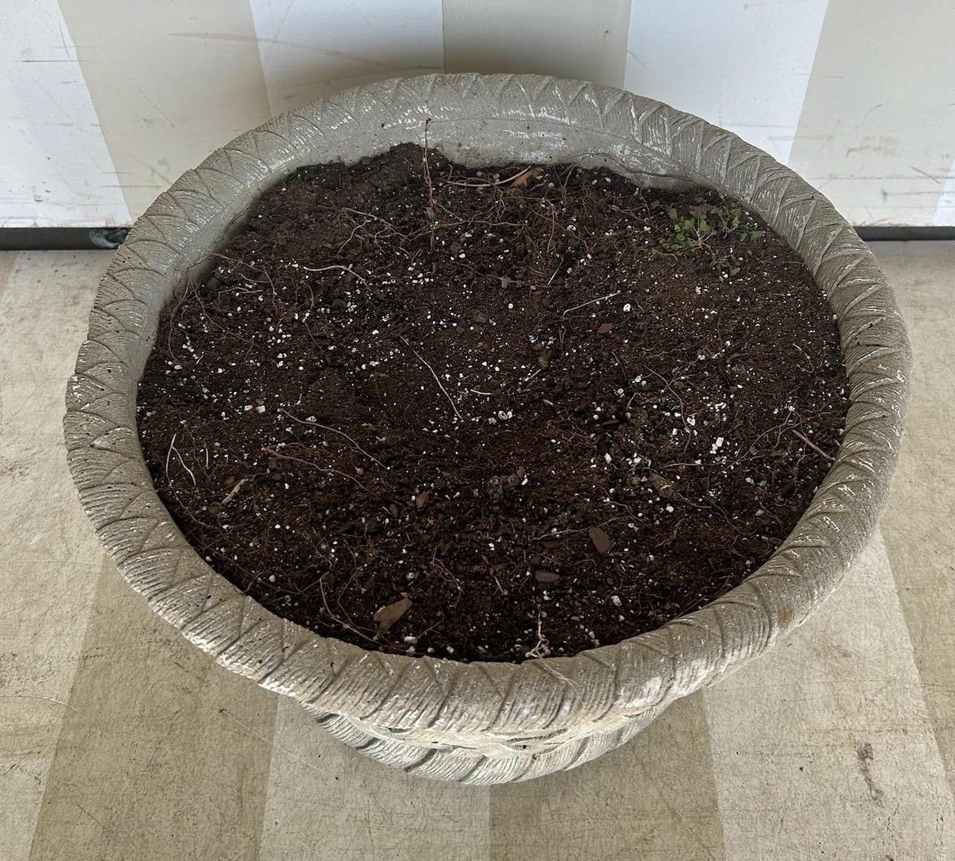 Pierre artificielle Jardinière en pierre moulée en forme de panier du début du 20e siècle en vente