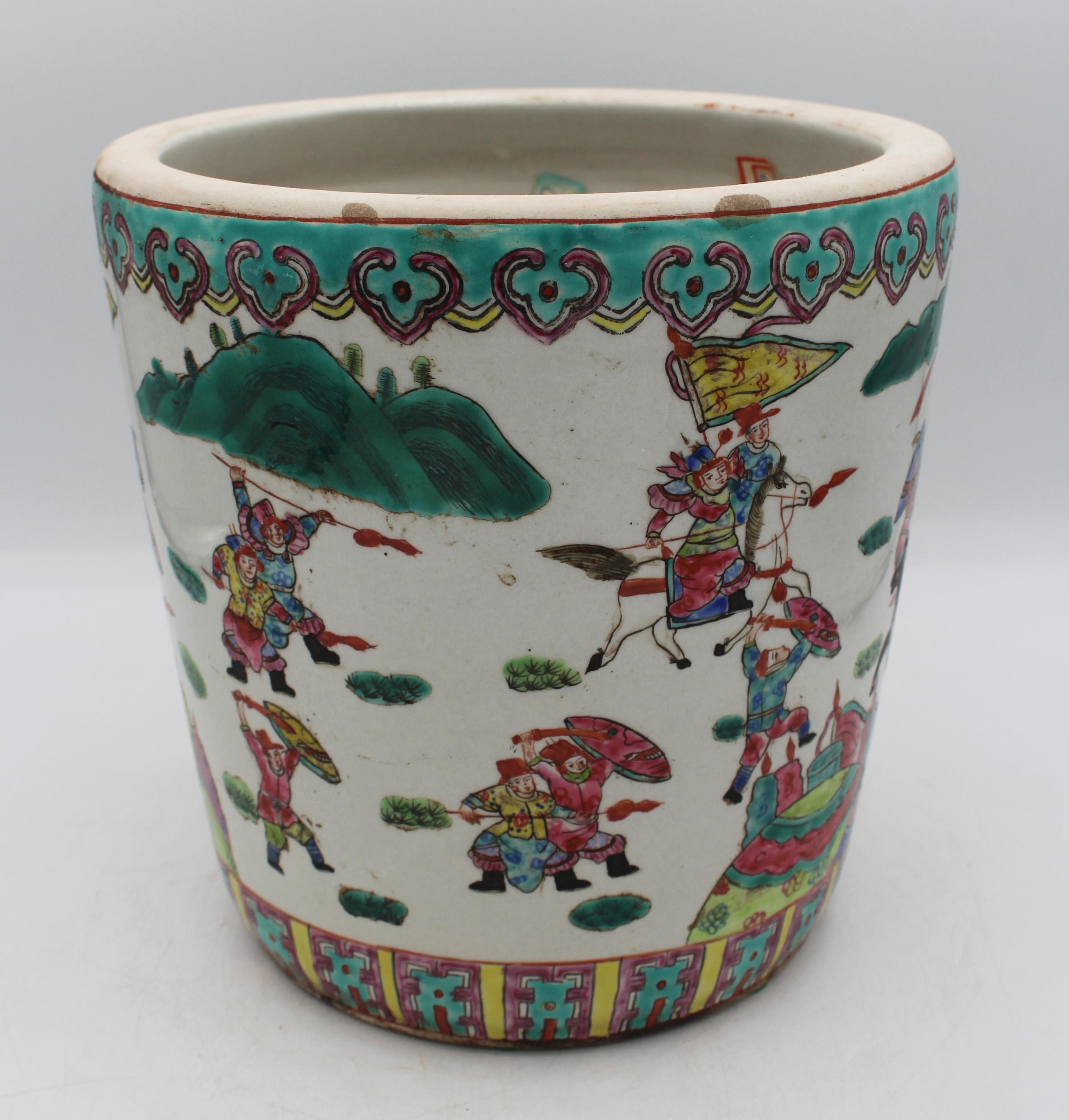 Jardinera de porcelana china de exportación de principios-mediados del siglo XX. Decorado en paleta rosa de familia con una escena de procesión de batalla. Pequeños saltos y rozaduras del esmalte. Base de 6,25