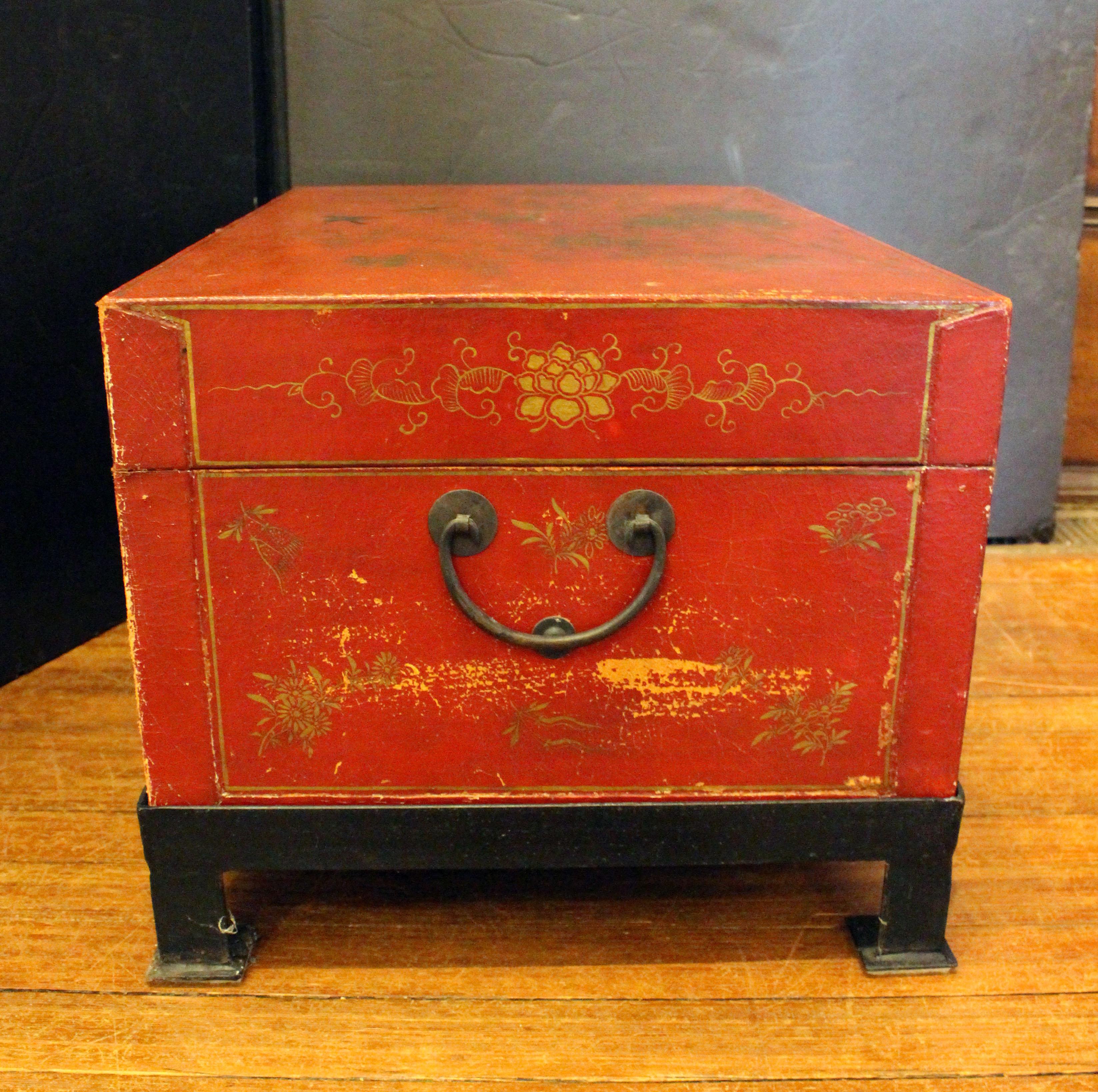Chinese Export Early-Mid 20th Century Chinese Red & Gilt Coffee Table Trunk For Sale