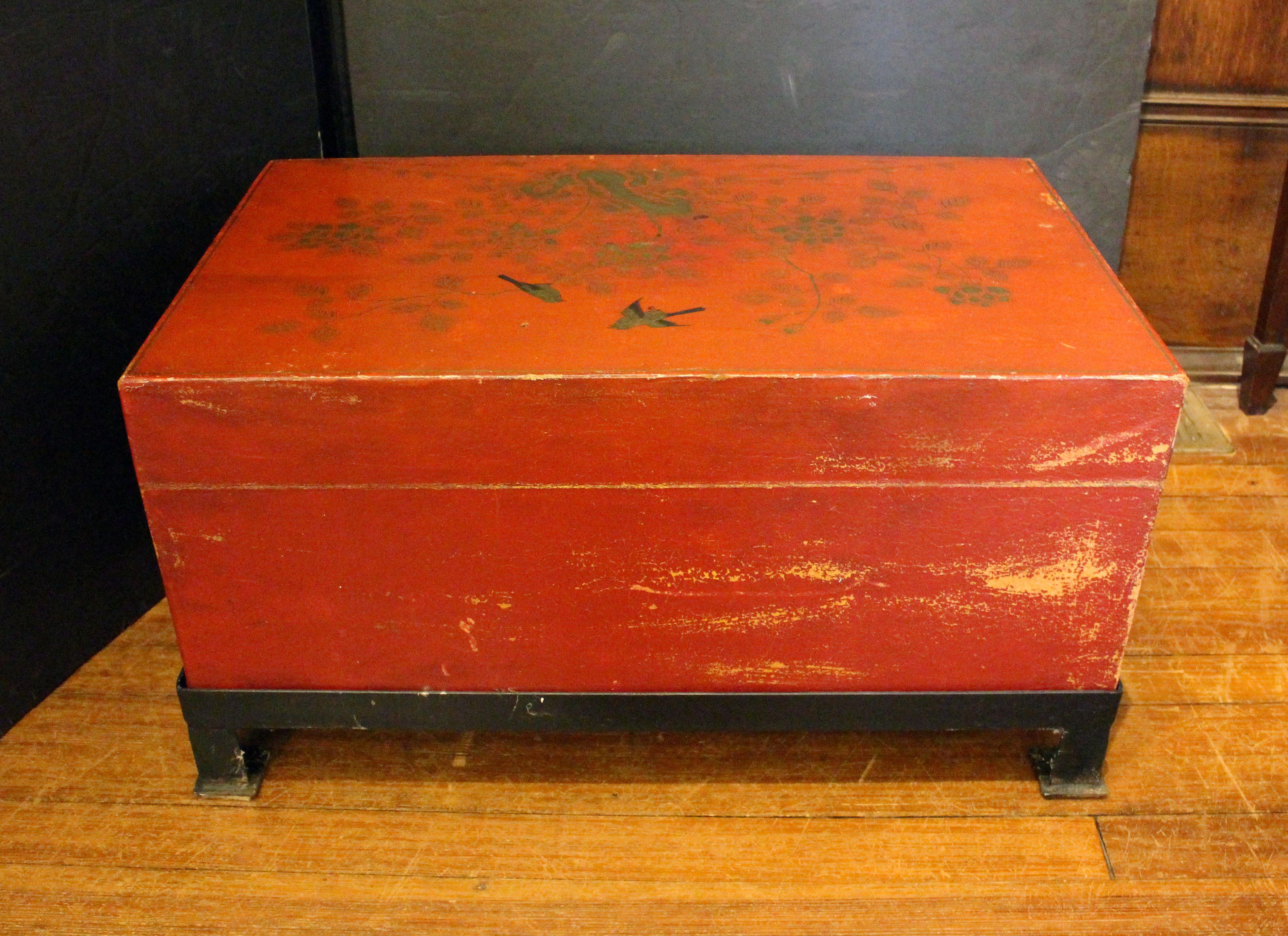 Early-Mid 20th Century Chinese Red & Gilt Coffee Table Trunk In Good Condition For Sale In Chapel Hill, NC