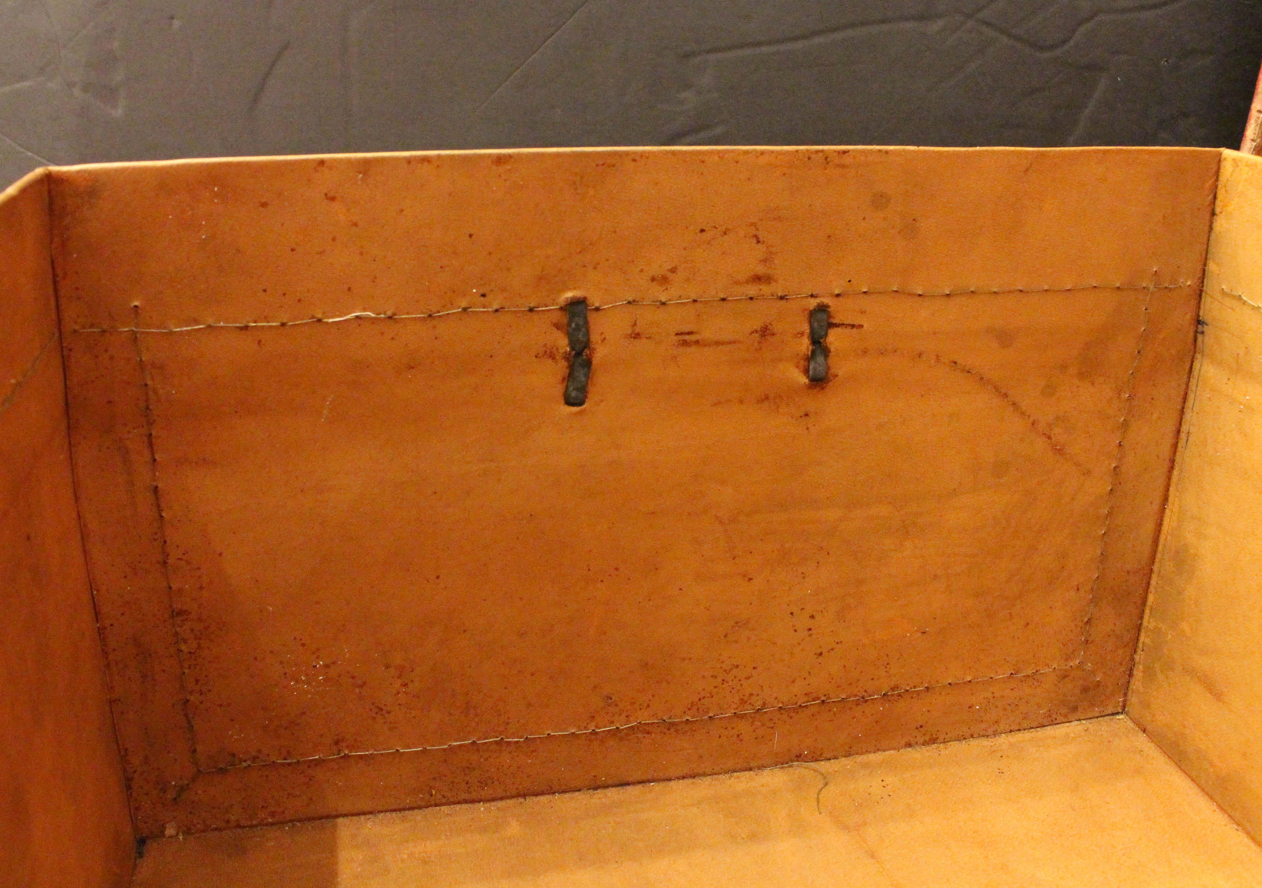 Early-Mid 20th Century Chinese Red & Gilt Coffee Table Trunk For Sale 2