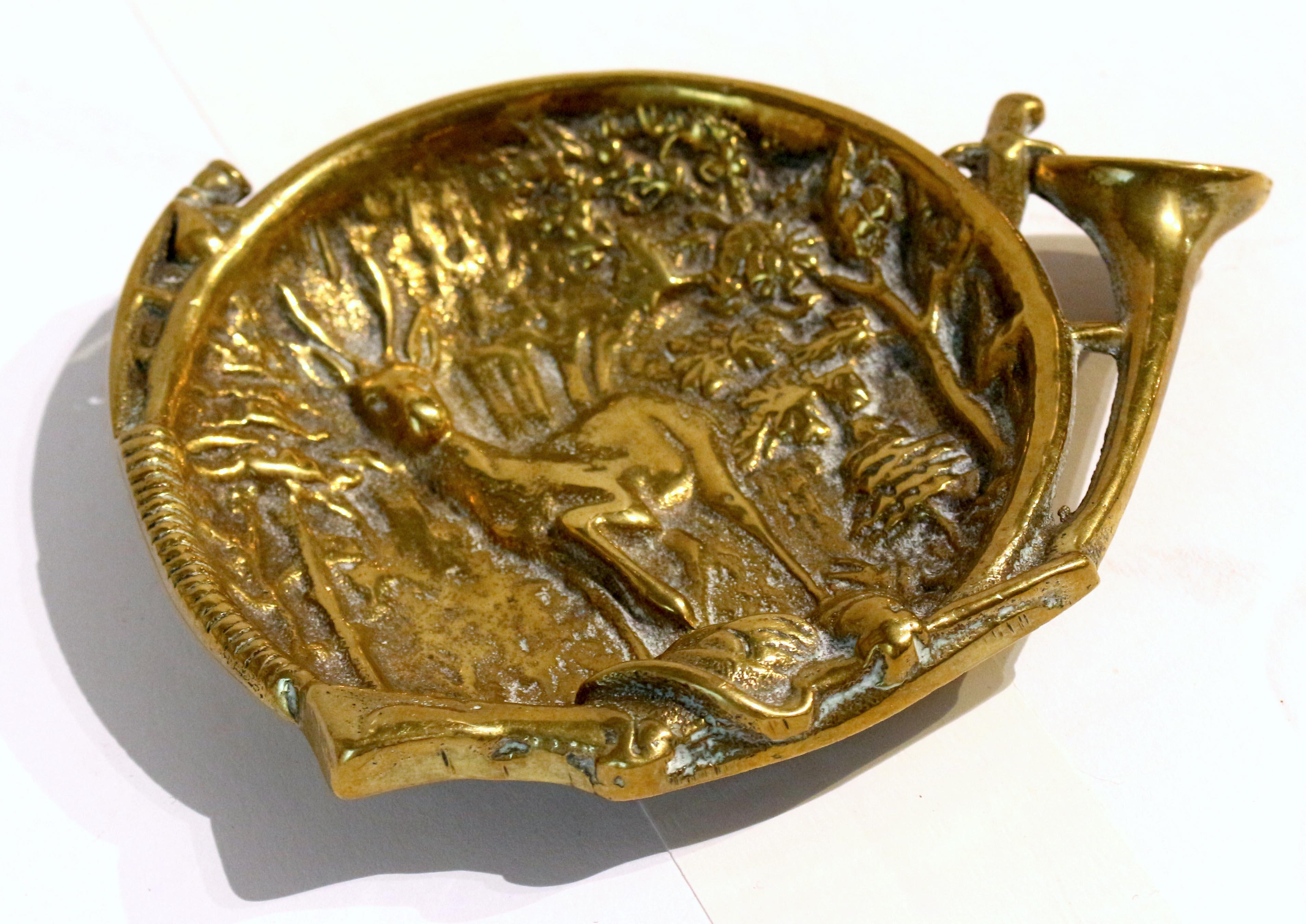 Early-mid 20th century brass trinket dish, English. Well cast motif with a stag in the wood and hunting horn surround.
6 1/8