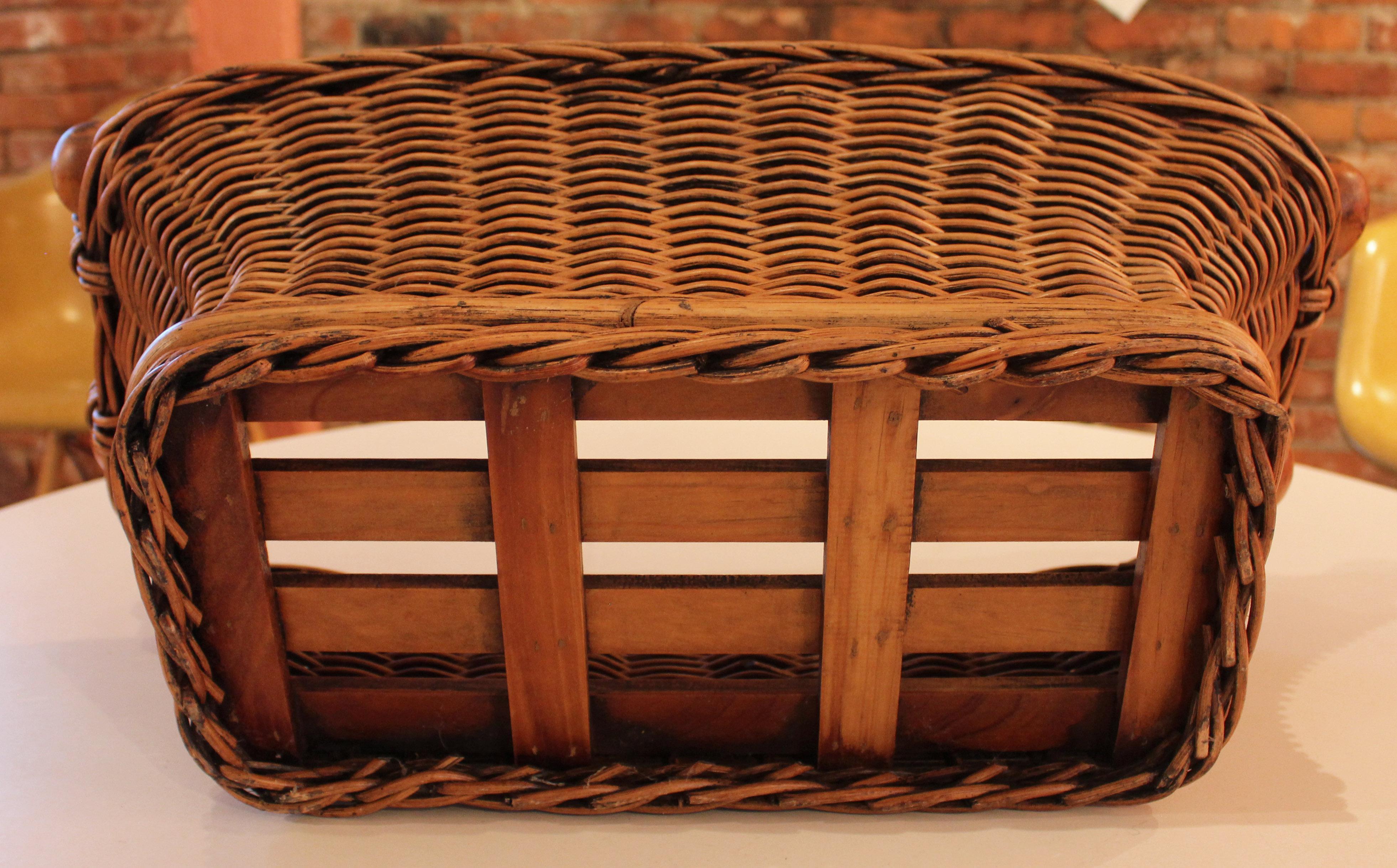 Wicker Early-mid 20th century French Boulangerie Shop Basket