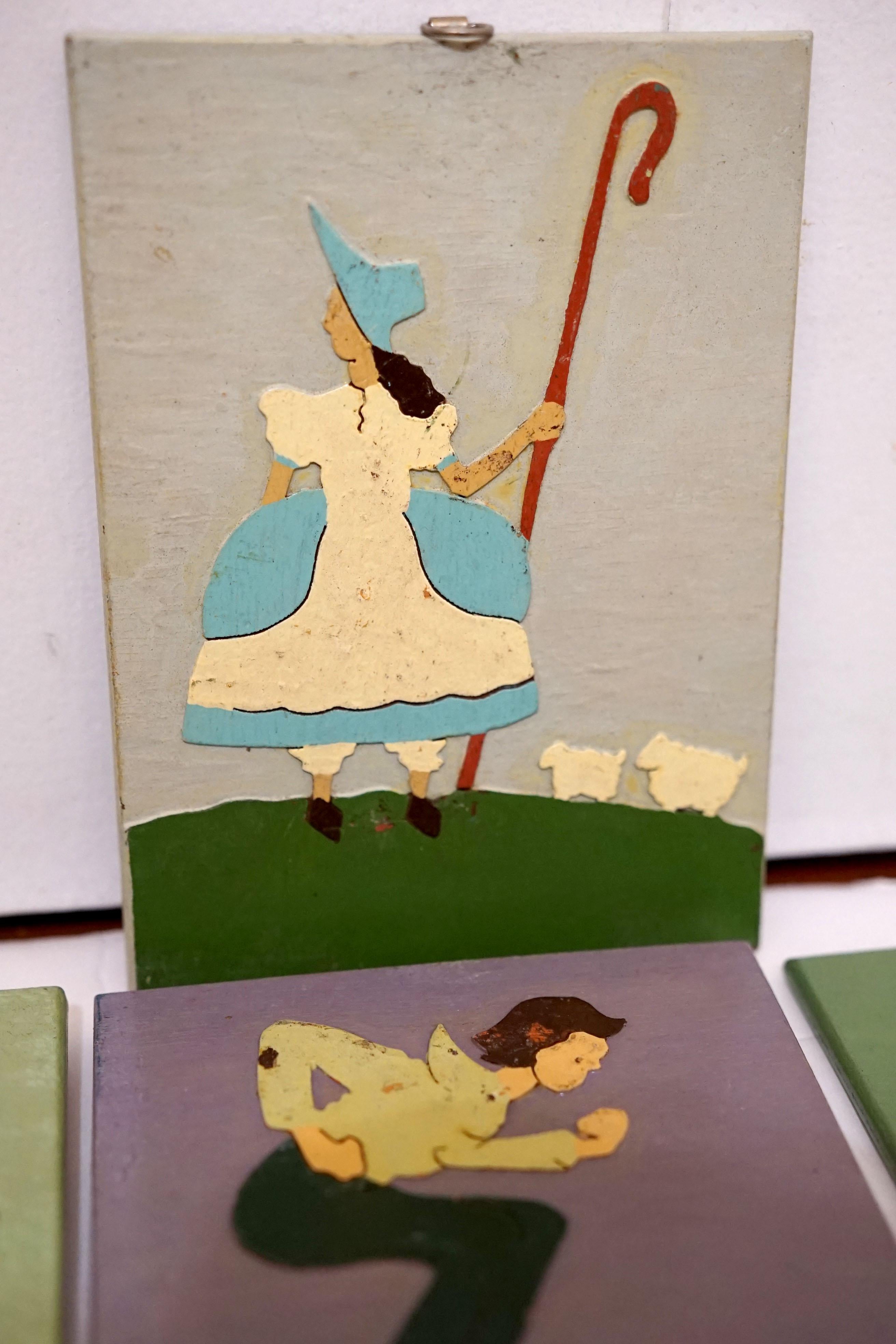 Handbemalte Kindermärchen-Tafeln aus Holz aus der Mitte des 20. Jahrhunderts im Angebot 5
